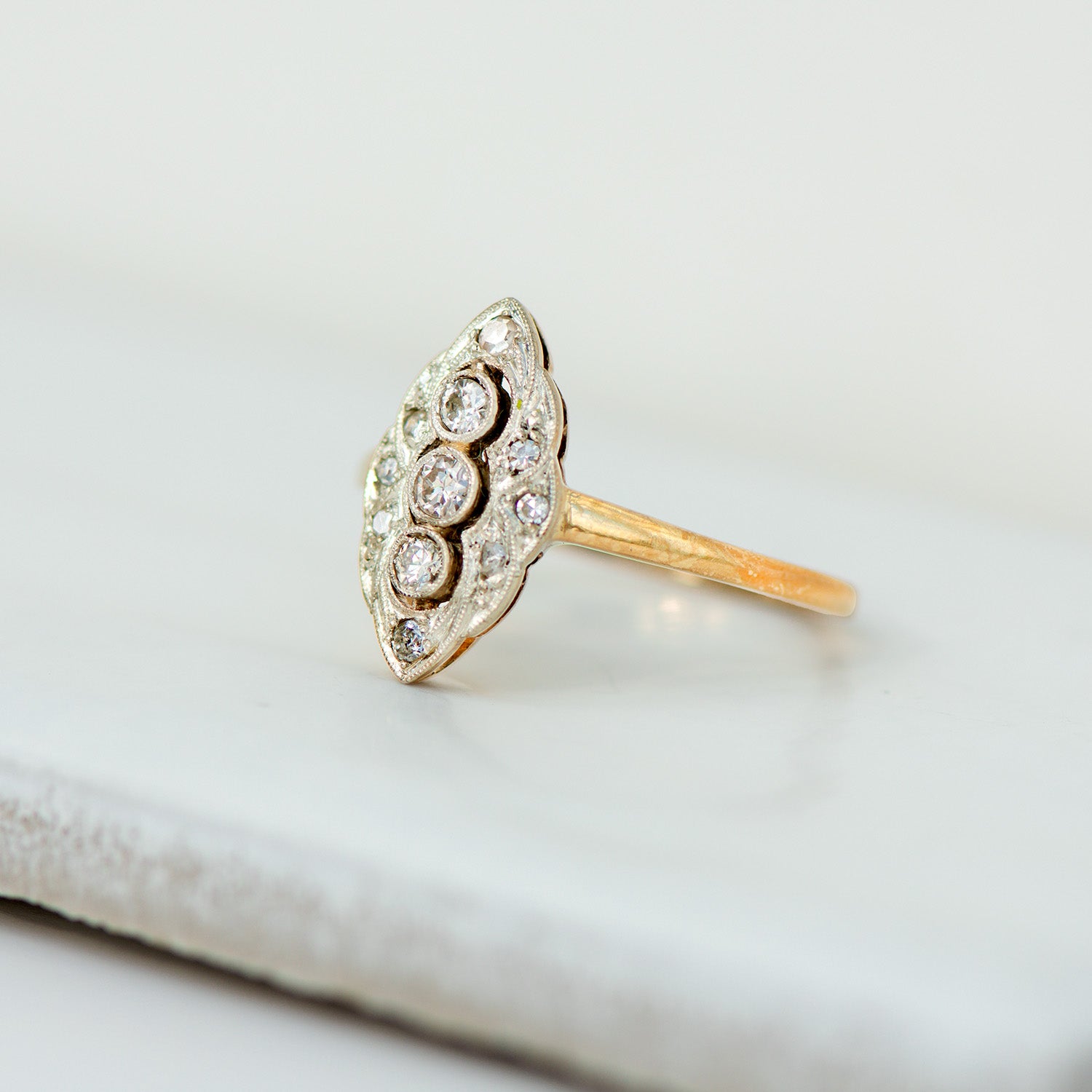 Antiker Navette-Ring mit Diamanten im Achtkantschliff aus 585er Gelbgold & Platin
