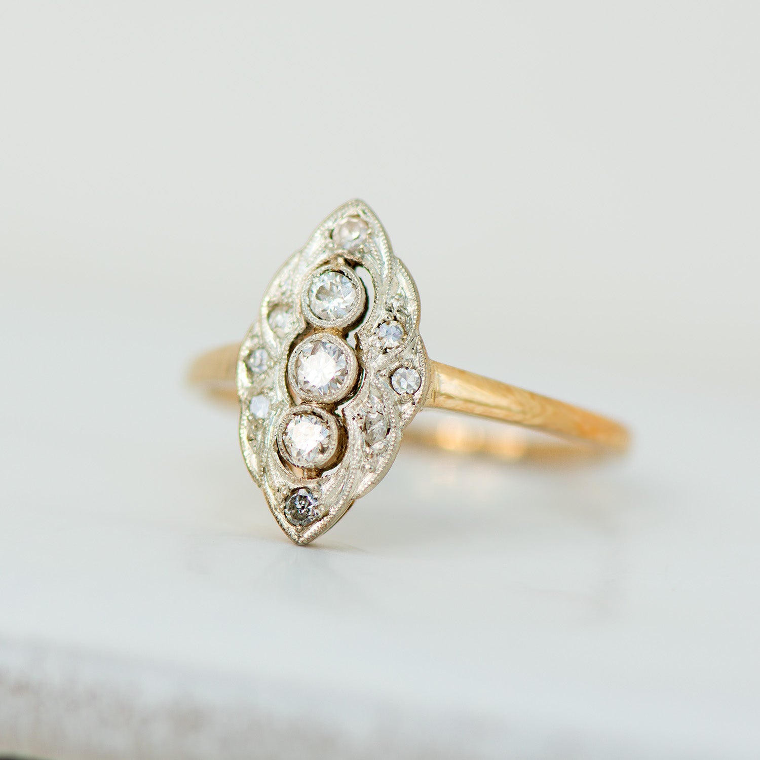 Antiker Navette-Ring mit Diamanten im Achtkantschliff aus 585er Gelbgold & Platin