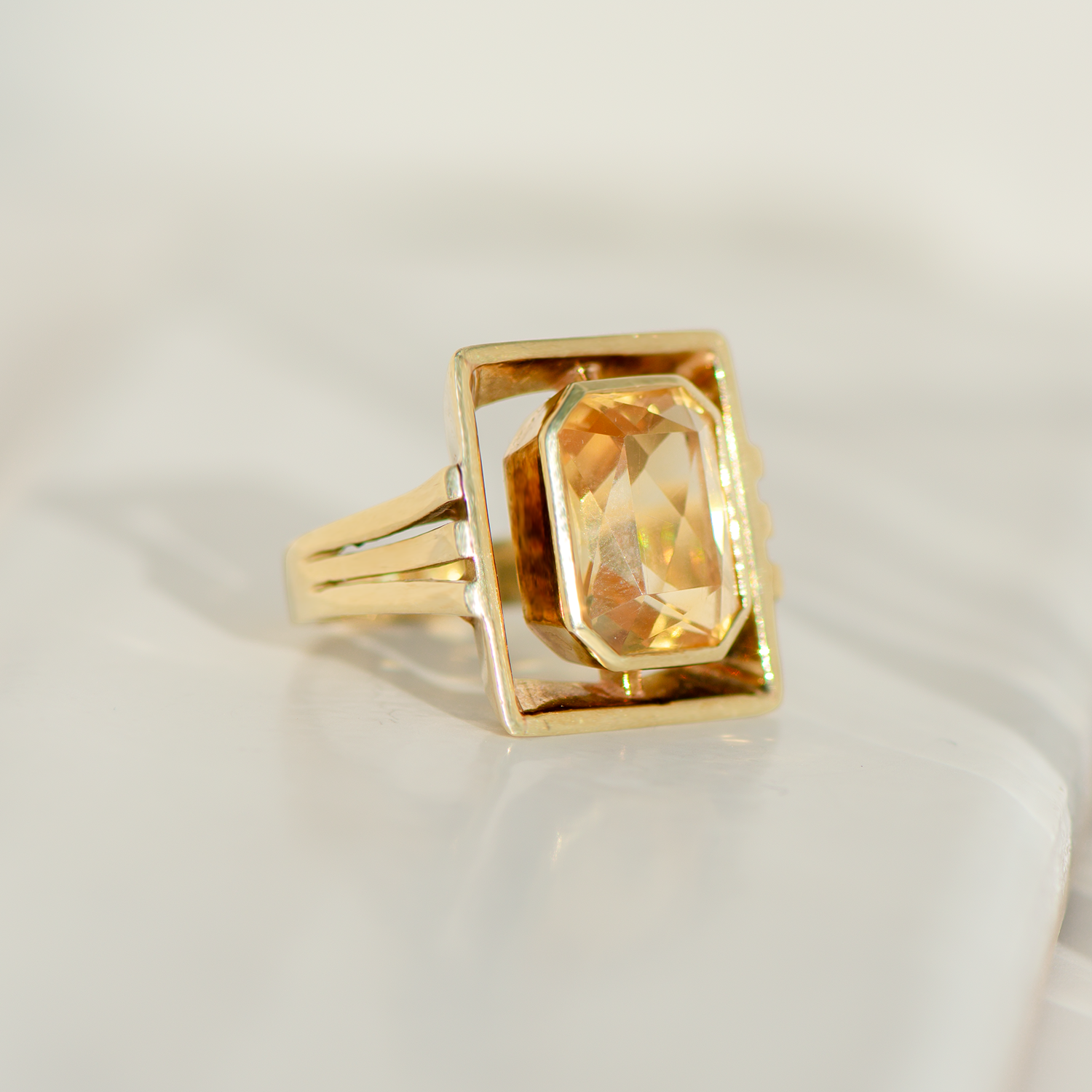 Vintage-Ring aus 14 Karat Gelbgold mit großem Citrin – architektonisches Design