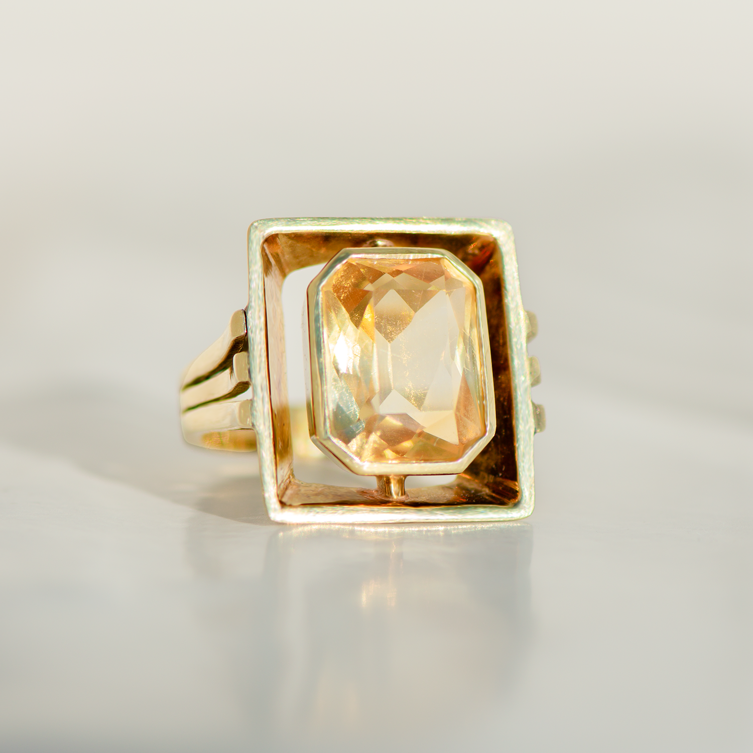Vintage-Ring aus 14 Karat Gelbgold mit großem Citrin – architektonisches Design