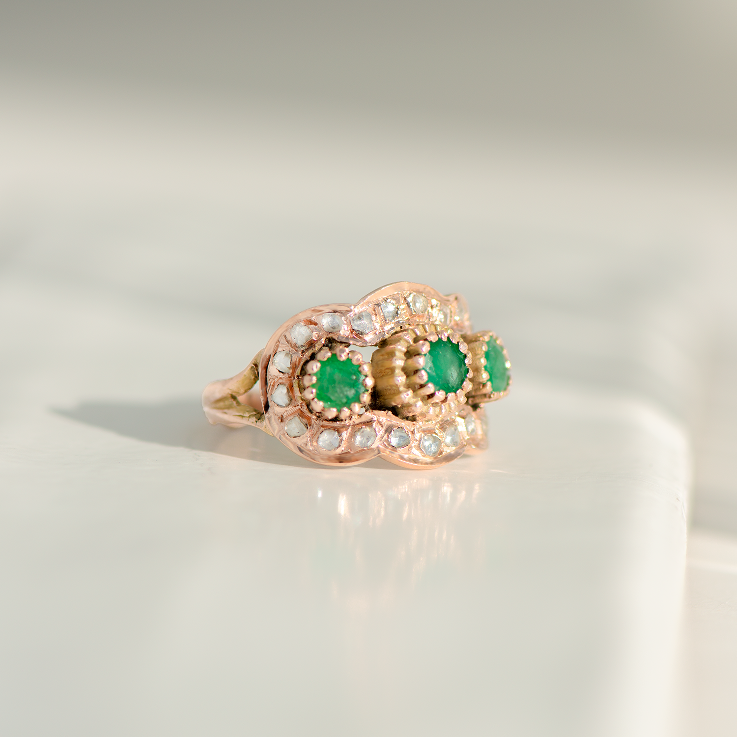Antiker Ring mit Smaragden & Rosenschliff-Diamanten | 14K Rotgold | Viktorianisch um 1880