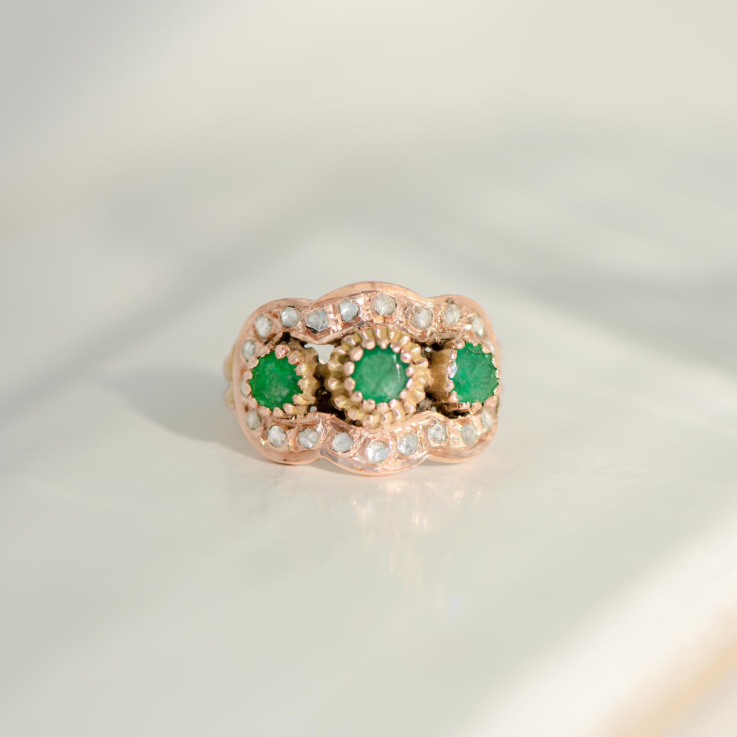 Antiker Ring mit Smaragden & Rosenschliff-Diamanten | 14K Rotgold | Viktorianisch um 1880