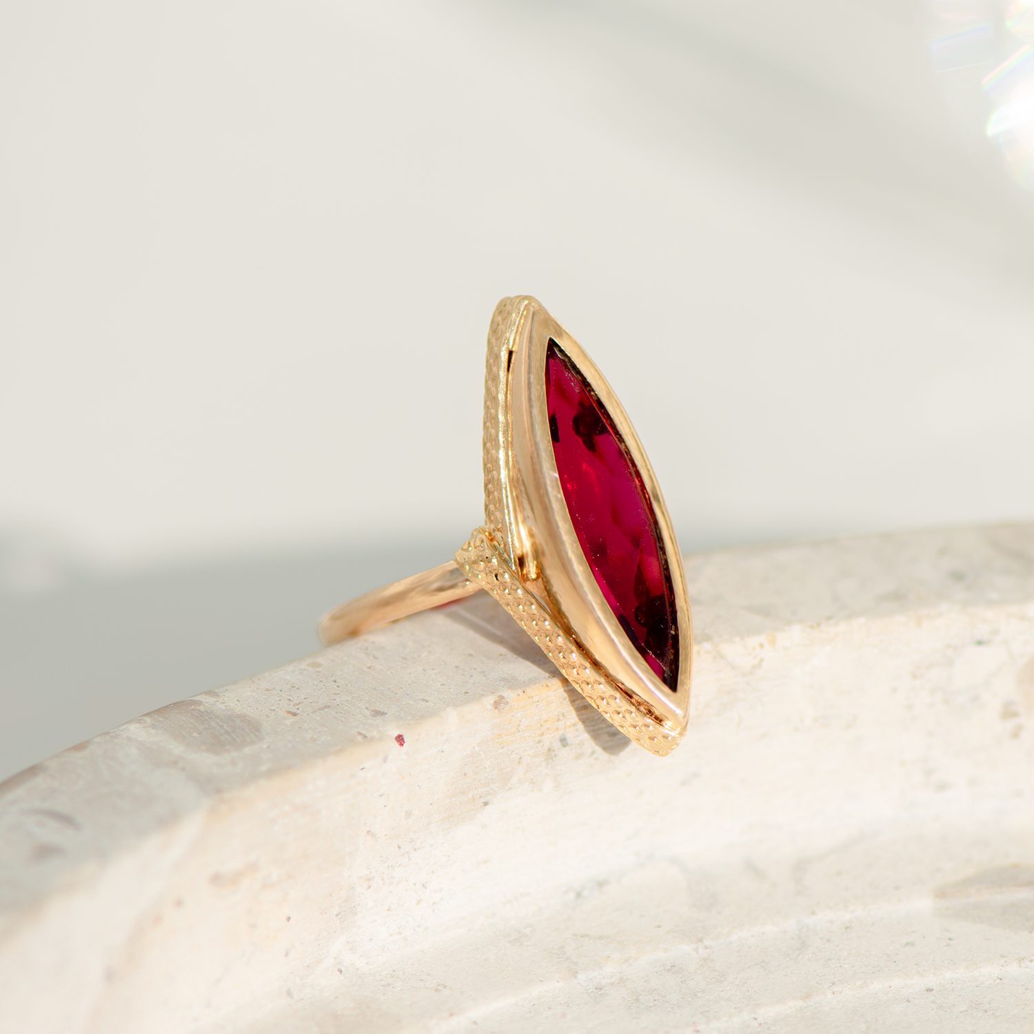 Vintage Navette-Ring aus 18 Karat Gelbgold mit rotem Stein