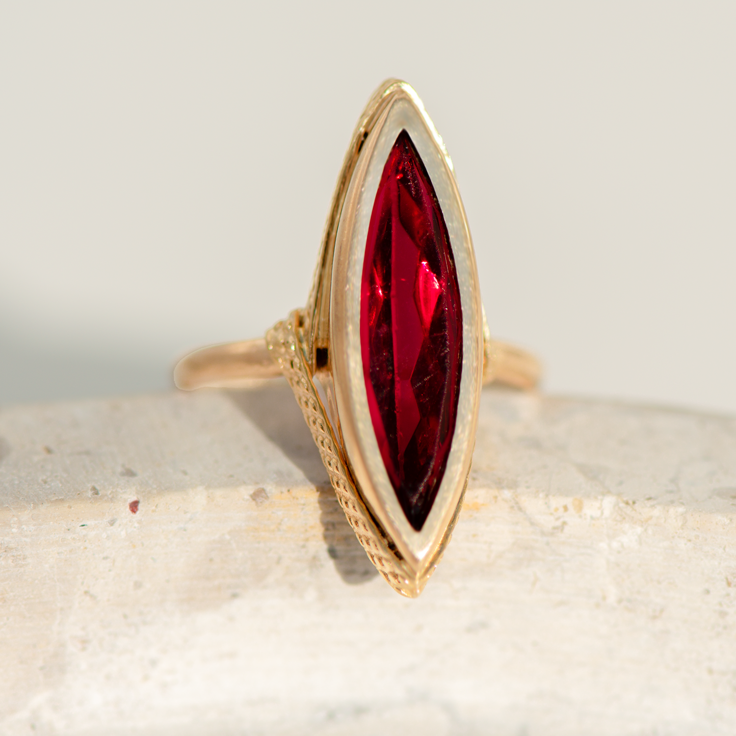 Vintage Navette-Ring aus 18 Karat Gelbgold mit rotem Stein