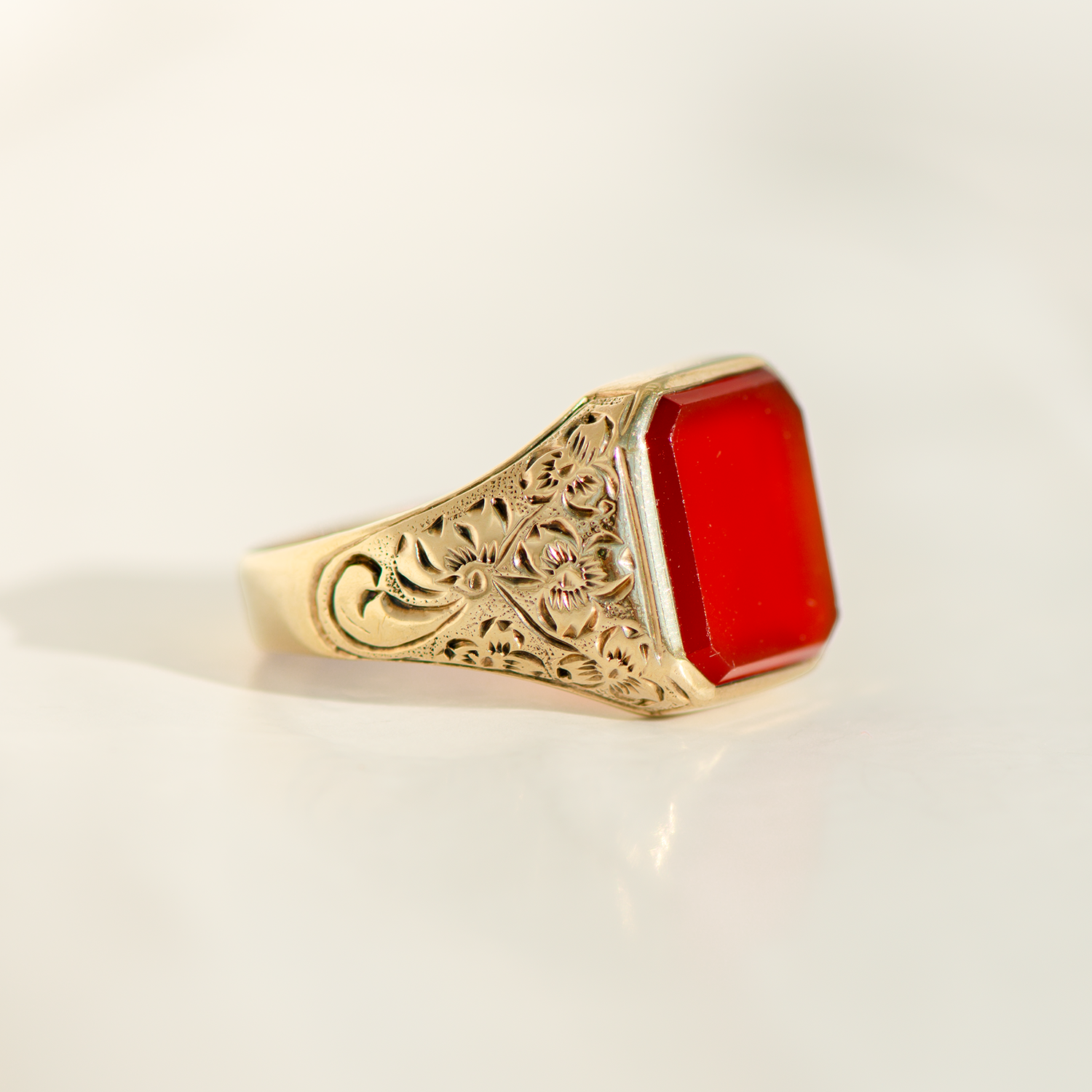 Antiker Siegelring aus 8 Karat Gelbgold mit ungraviertem Karneol – florales Gravurdesign
