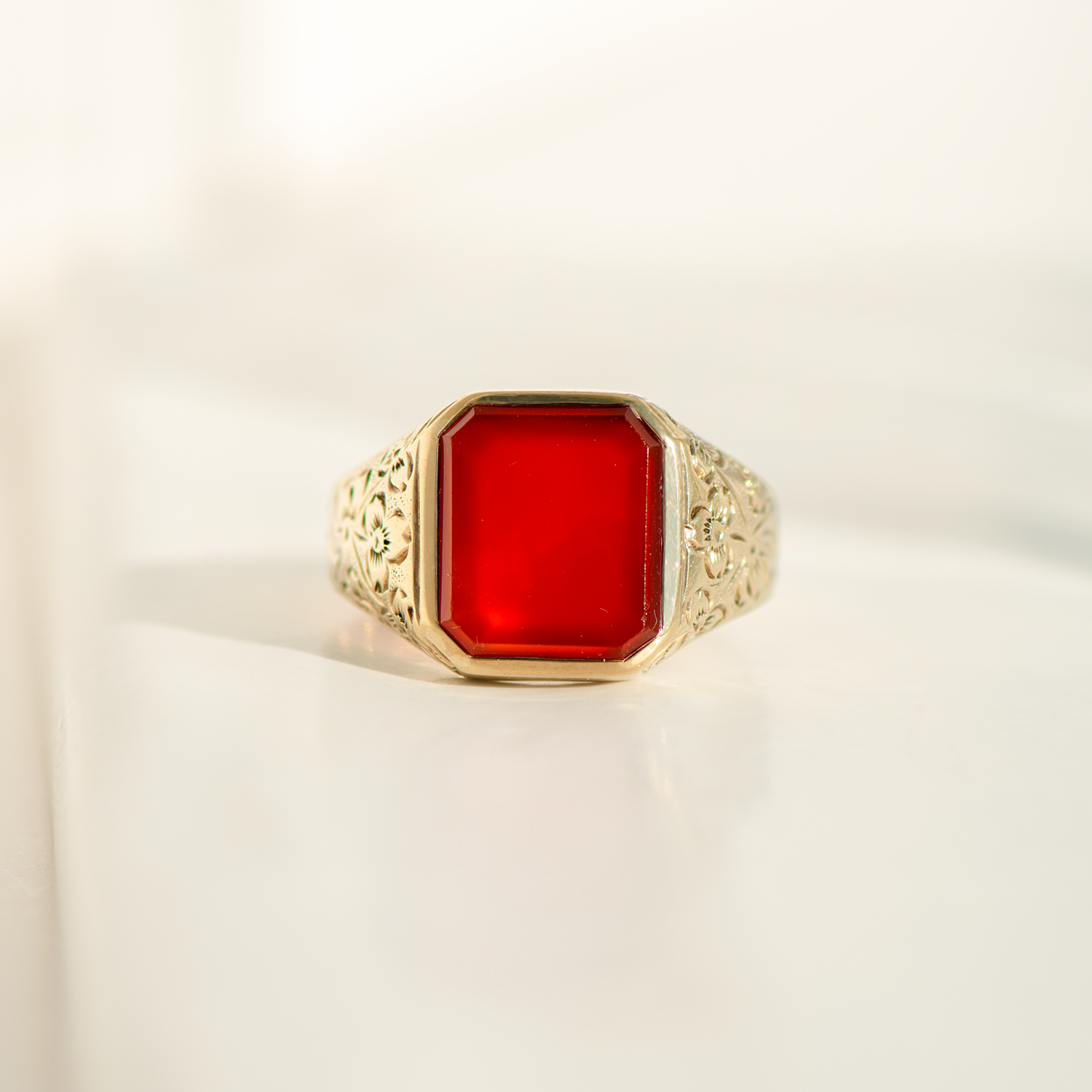 Antiker Siegelring aus 8 Karat Gelbgold mit ungraviertem Karneol – florales Gravurdesign