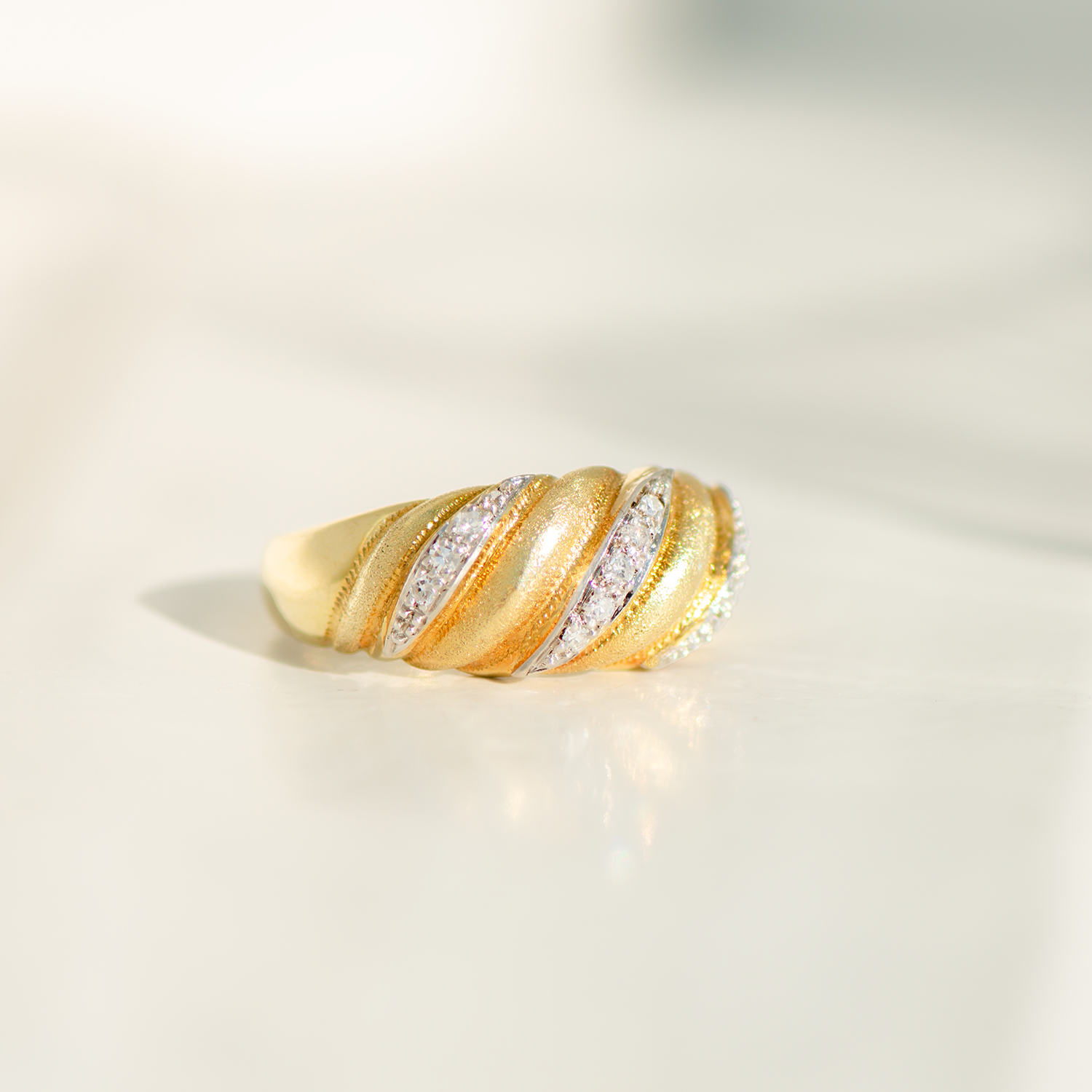Vintage Wellen-Ring aus 14K Gelbgold mit Brillanten
