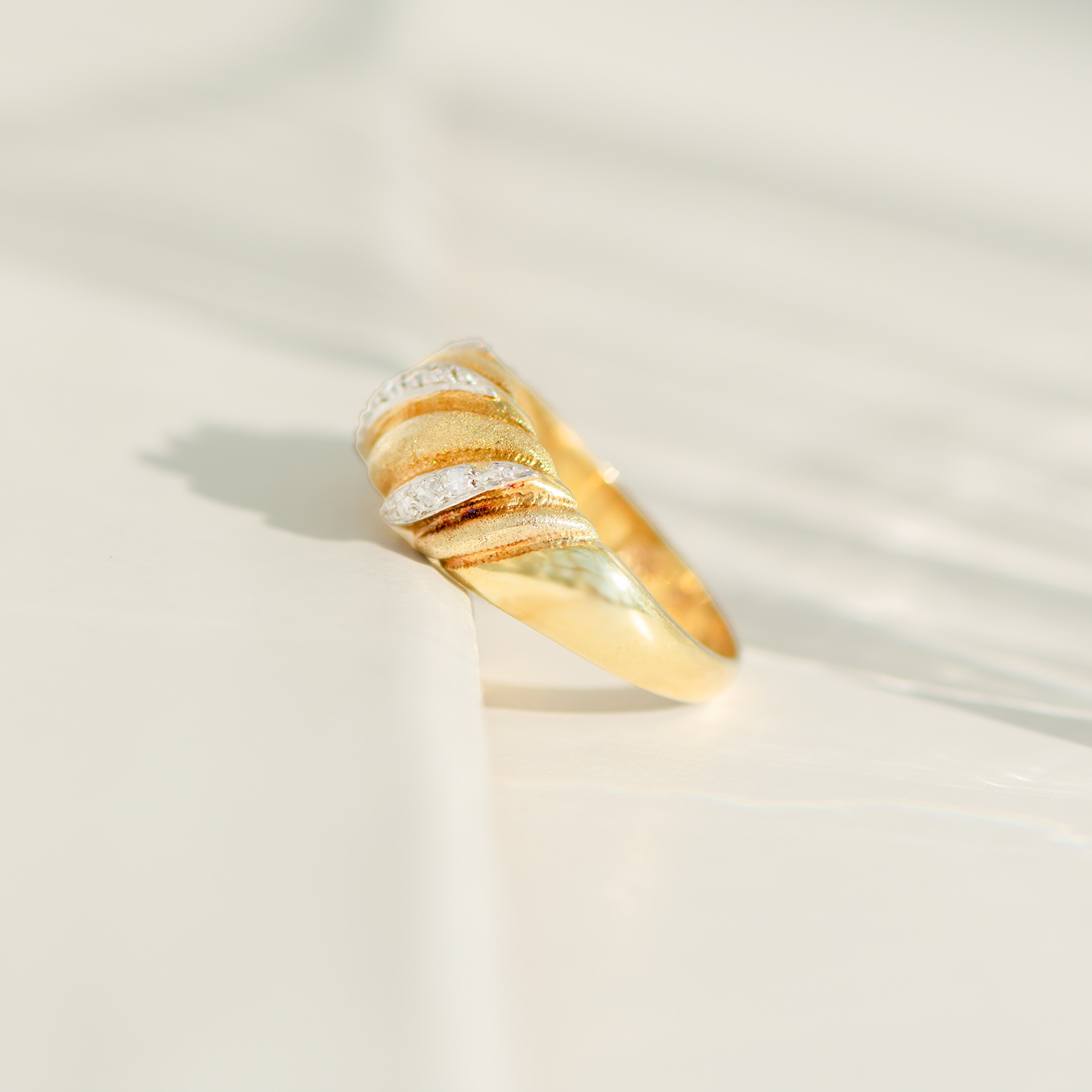 Vintage Wellen-Ring aus 14K Gelbgold mit Brillanten