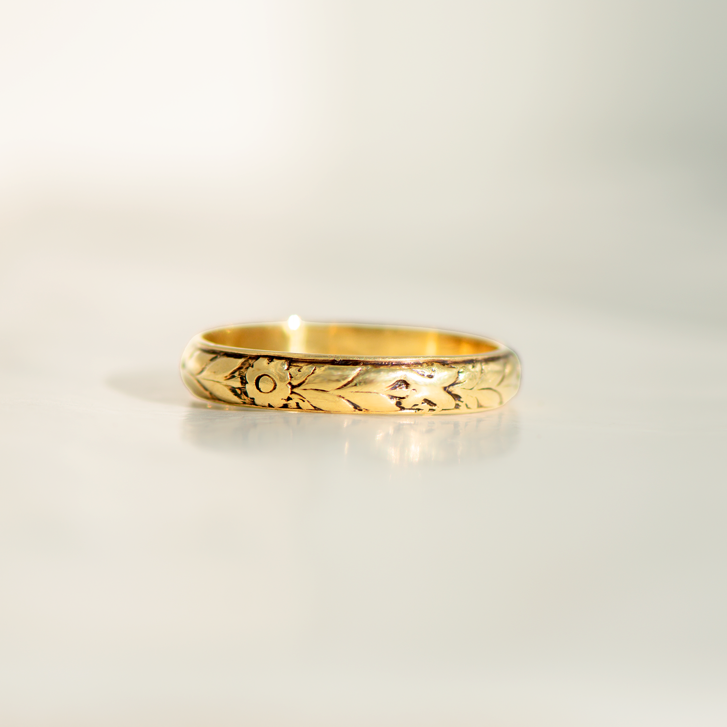 Antiker Jugendstil-Ring aus 14 Karat Gelbgold mit floraler Gravur – zarte Handarbeit um 1900
