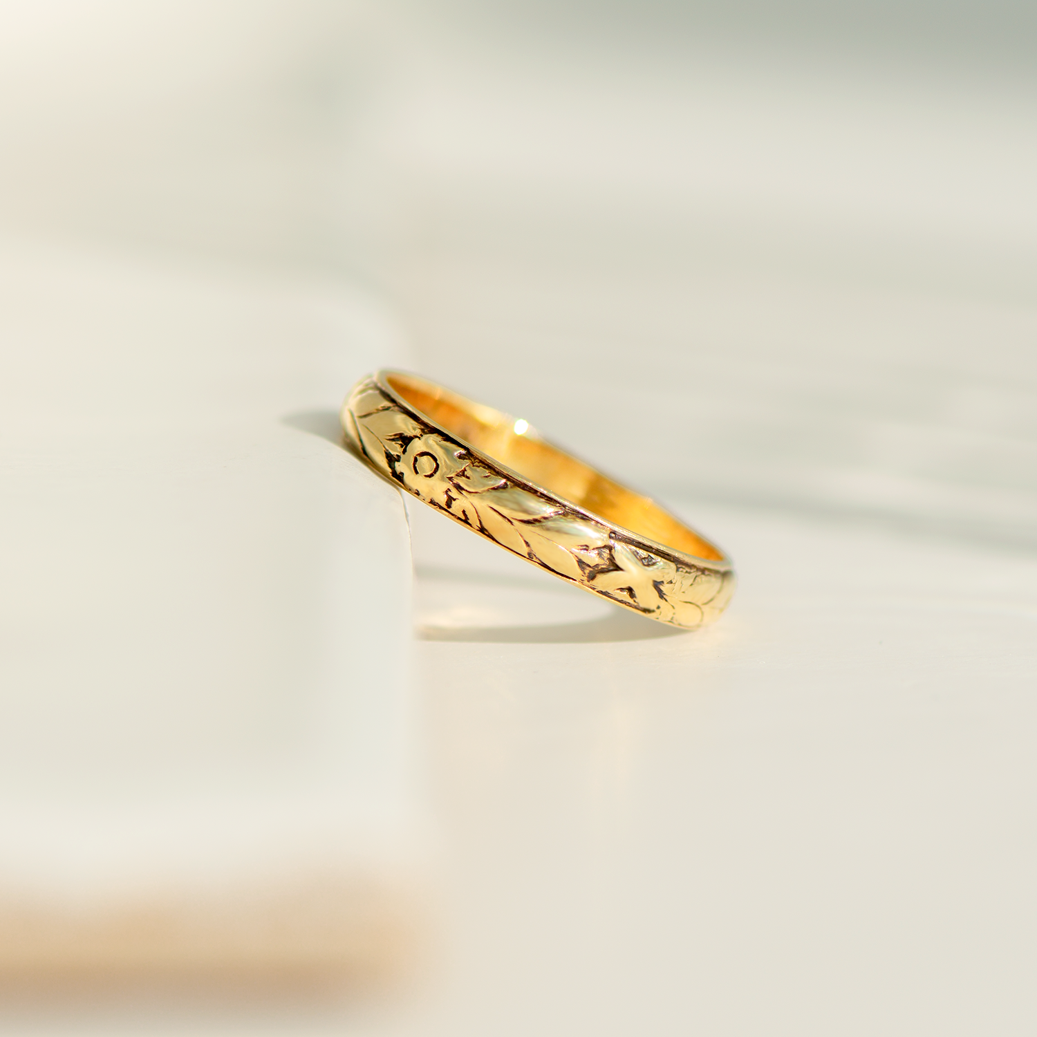 Antiker Jugendstil-Ring aus 14 Karat Gelbgold mit floraler Gravur – zarte Handarbeit um 1900