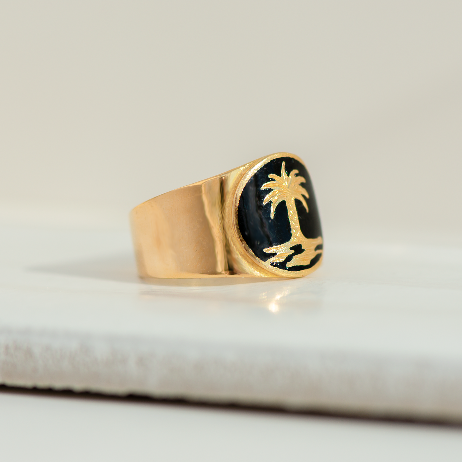 Vintage-Ring aus 18 Karat Gelbgold mit Palme & schwarzer Emaille