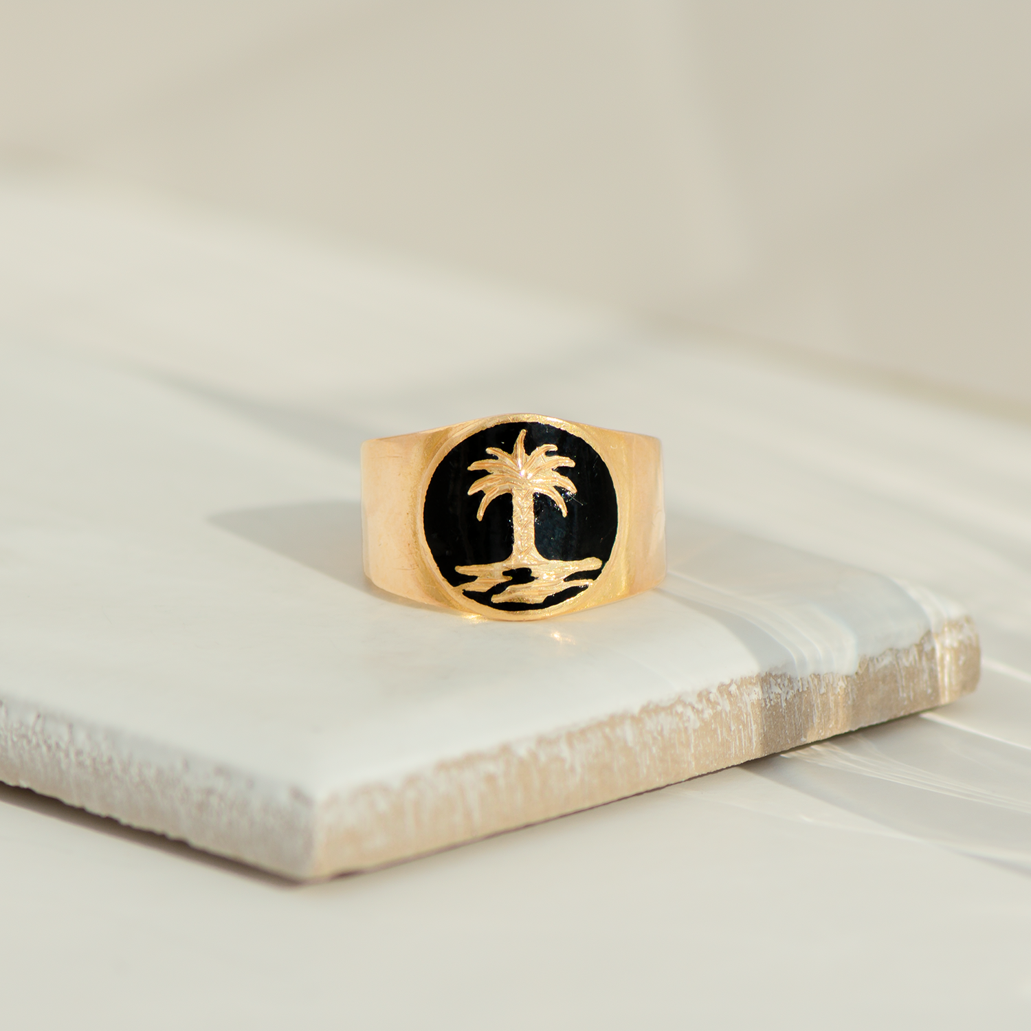 Vintage-Ring aus 18 Karat Gelbgold mit Palme & schwarzer Emaille