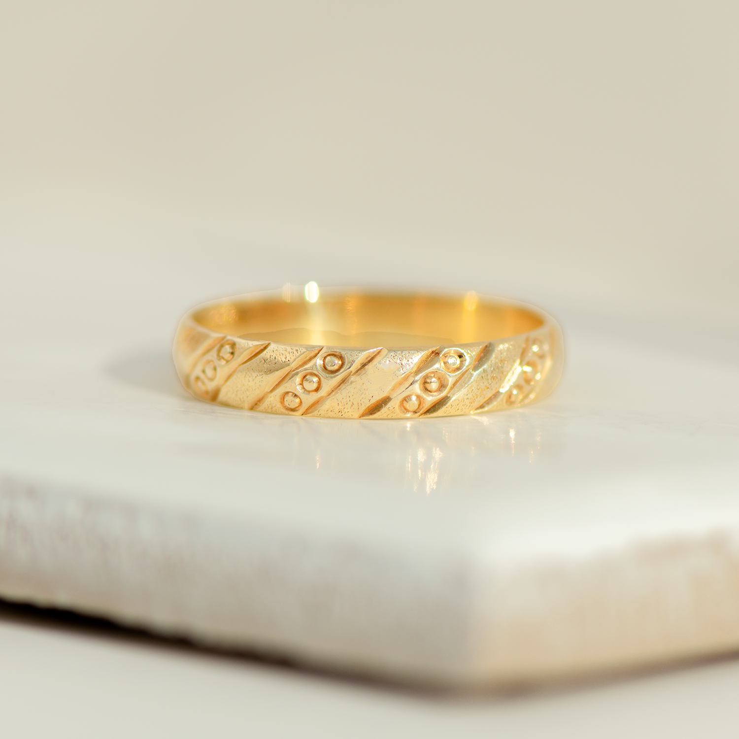 Vintage Ring aus 14 Karat Gelbgold mit strukturierter Gravur – Mid-Century Design um 1950