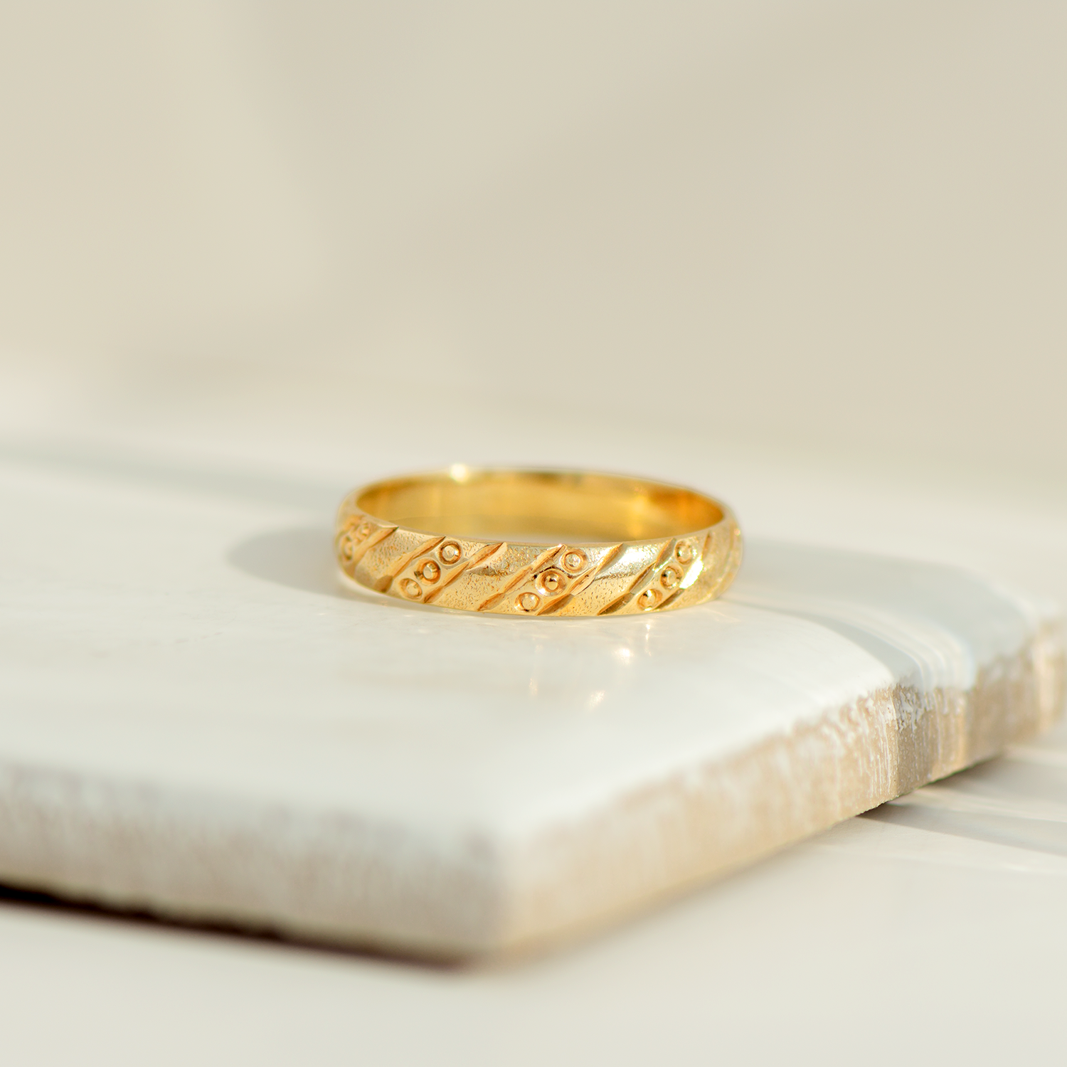Vintage Ring aus 14 Karat Gelbgold mit strukturierter Gravur – Mid-Century Design um 1950