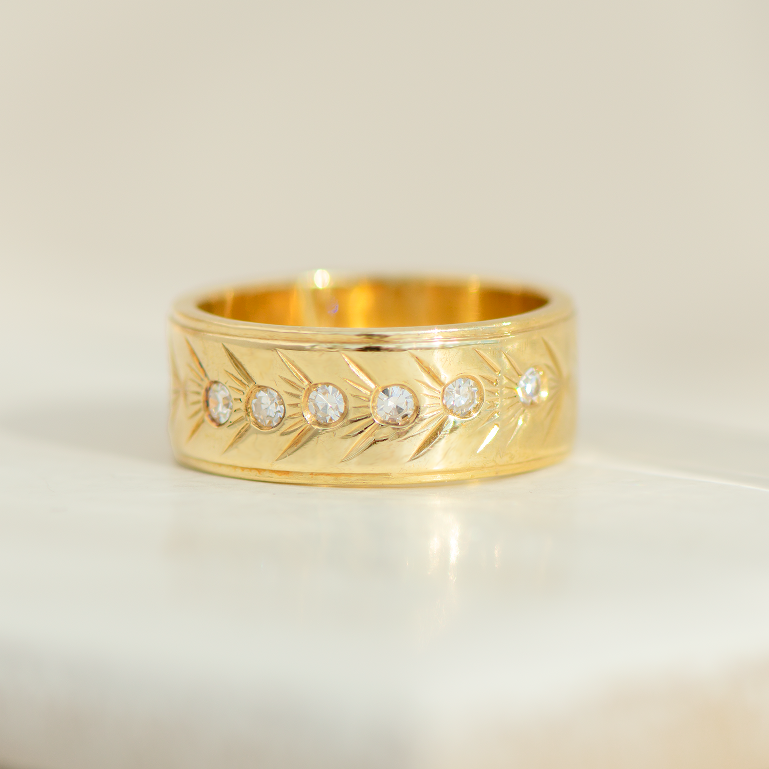 Vintage Bandring aus 14 Karat Gelbgold mit Diamanten – handgraviert & zeitlos elegant