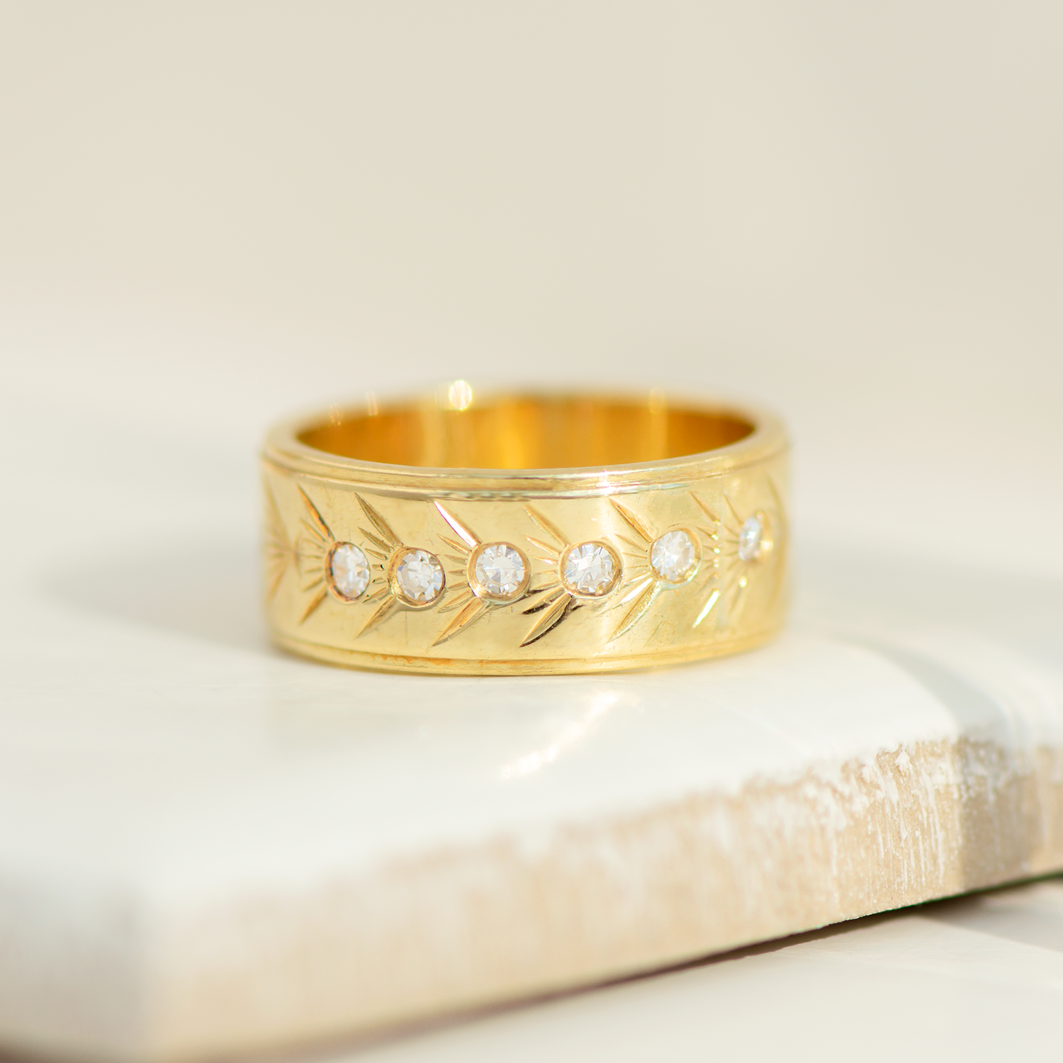Vintage Bandring aus 14 Karat Gelbgold mit Diamanten – handgraviert & zeitlos elegant
