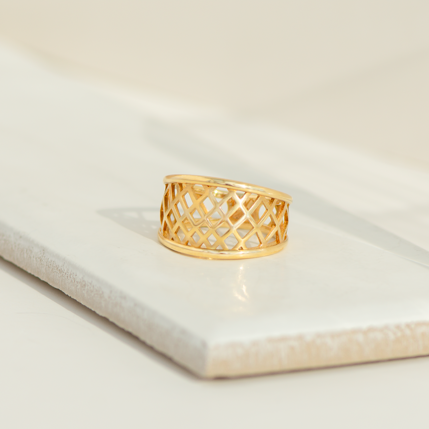 Vintage Ring mit durchbrochener Schiene aus 750er Gelbgold