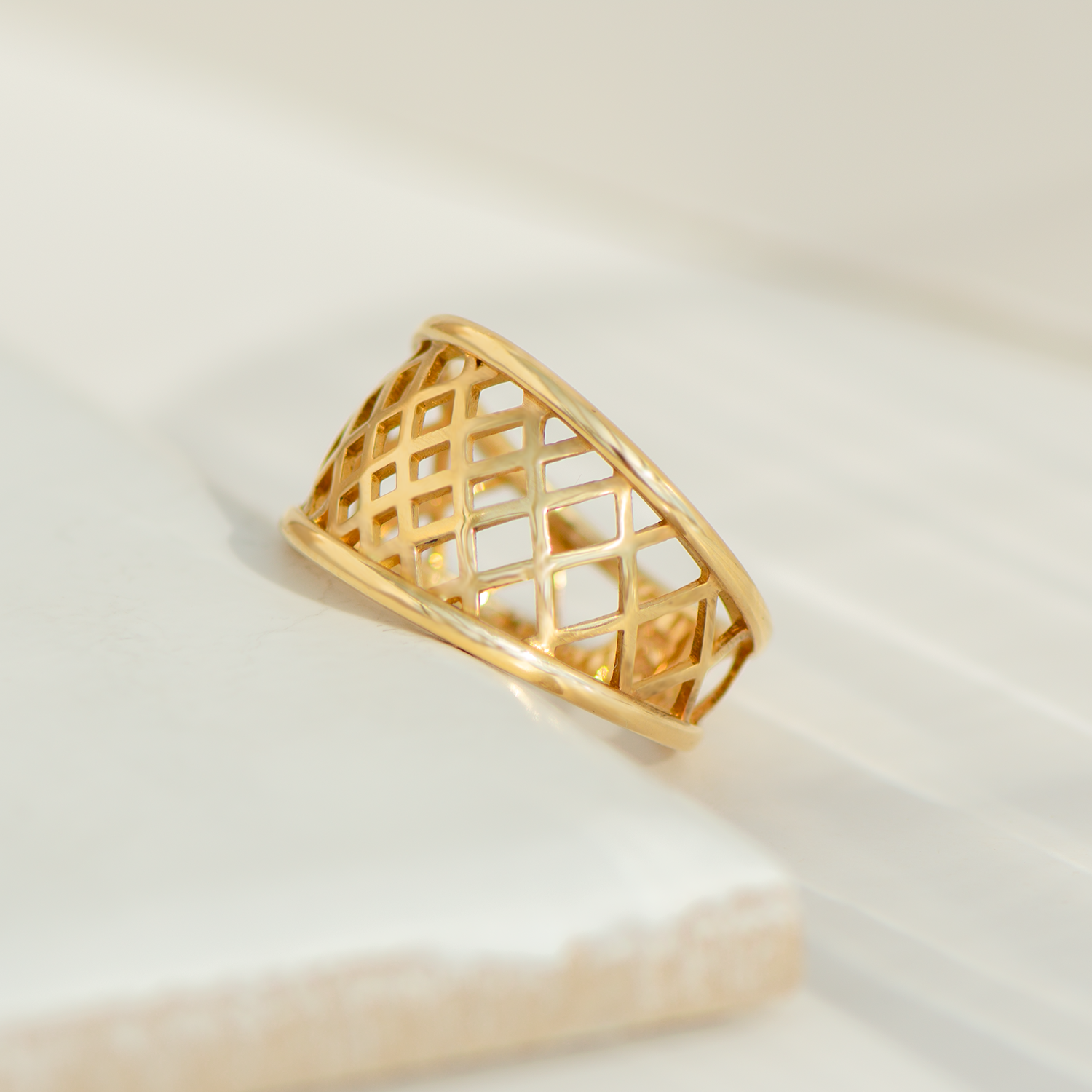 Vintage Ring mit durchbrochener Schiene aus 750er Gelbgold