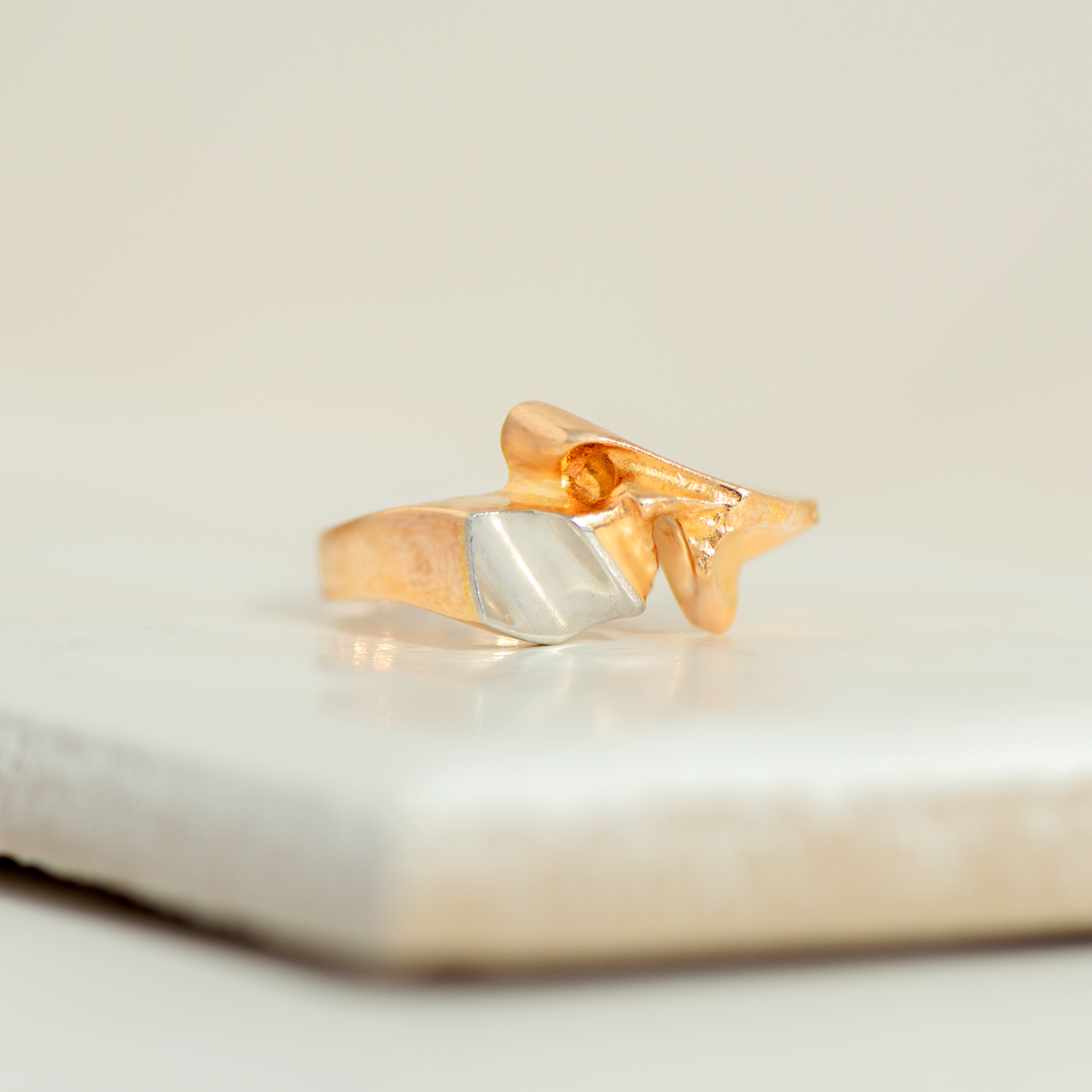 Vintage Lapponia Ring aus 14 Karat Gelbgold & Platin – skulpturales Design von Björn Weckström, ca. 1970er