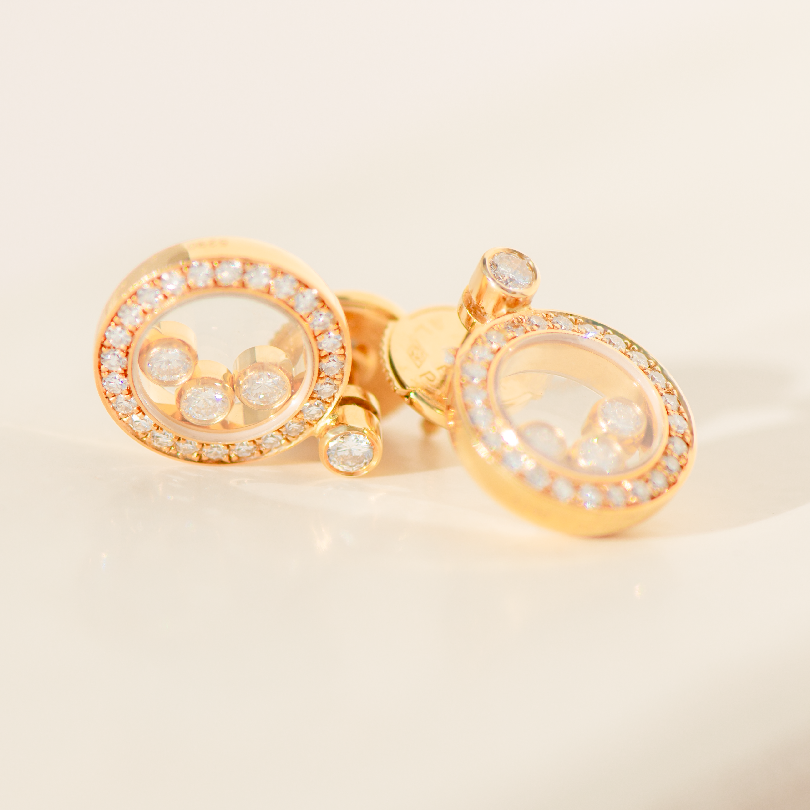Chopard „Happy Diamonds“ Ohrringe aus 18 Karat Gelbgold | 48 Diamanten + 8 Brillanten | Ø 11,5 mm