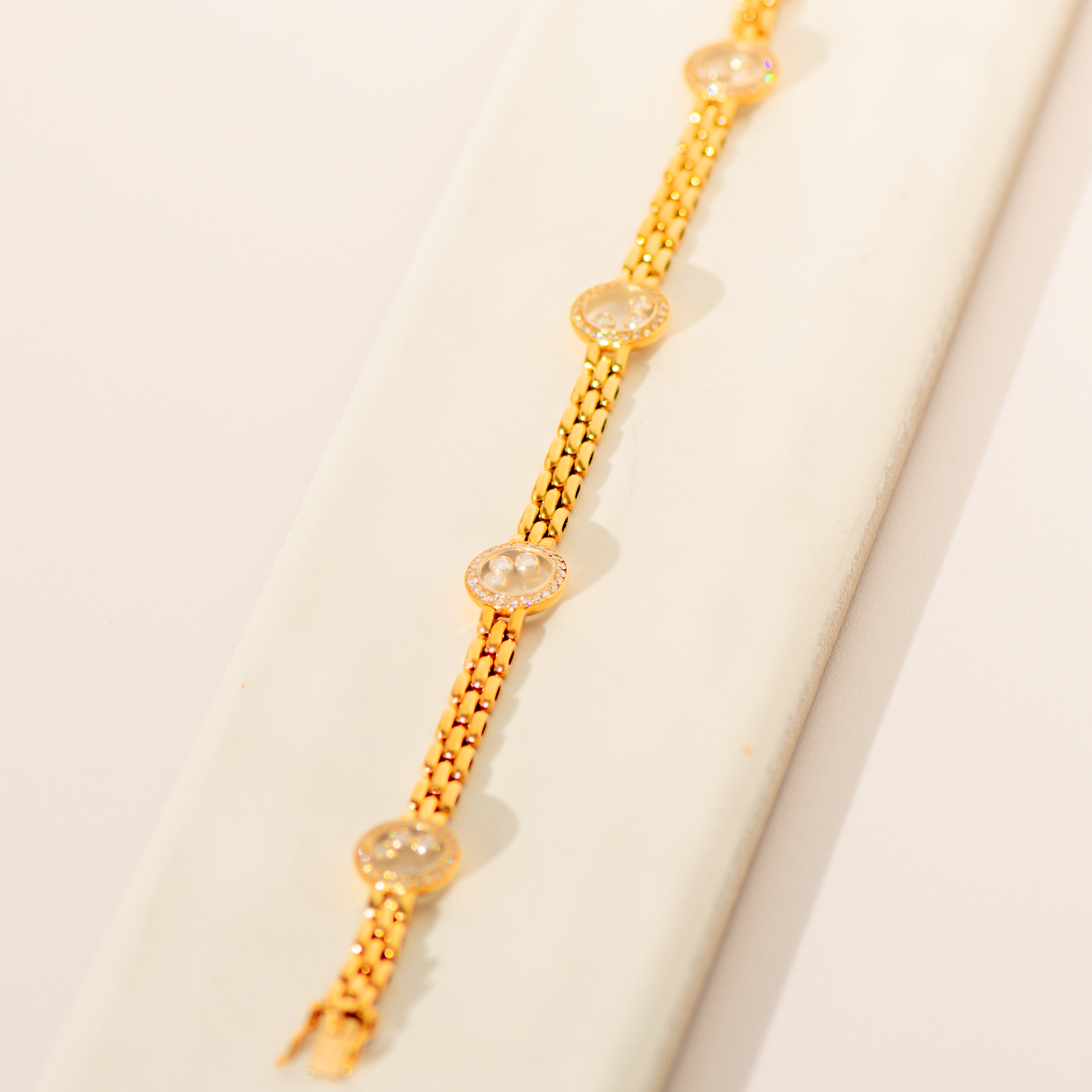 Chopard „Happy Diamonds“ Armband aus 18 Karat Gelbgold | 96 Diamanten & 12 lose Brillanten | Dreireihiges Gliederarmband | 18cm