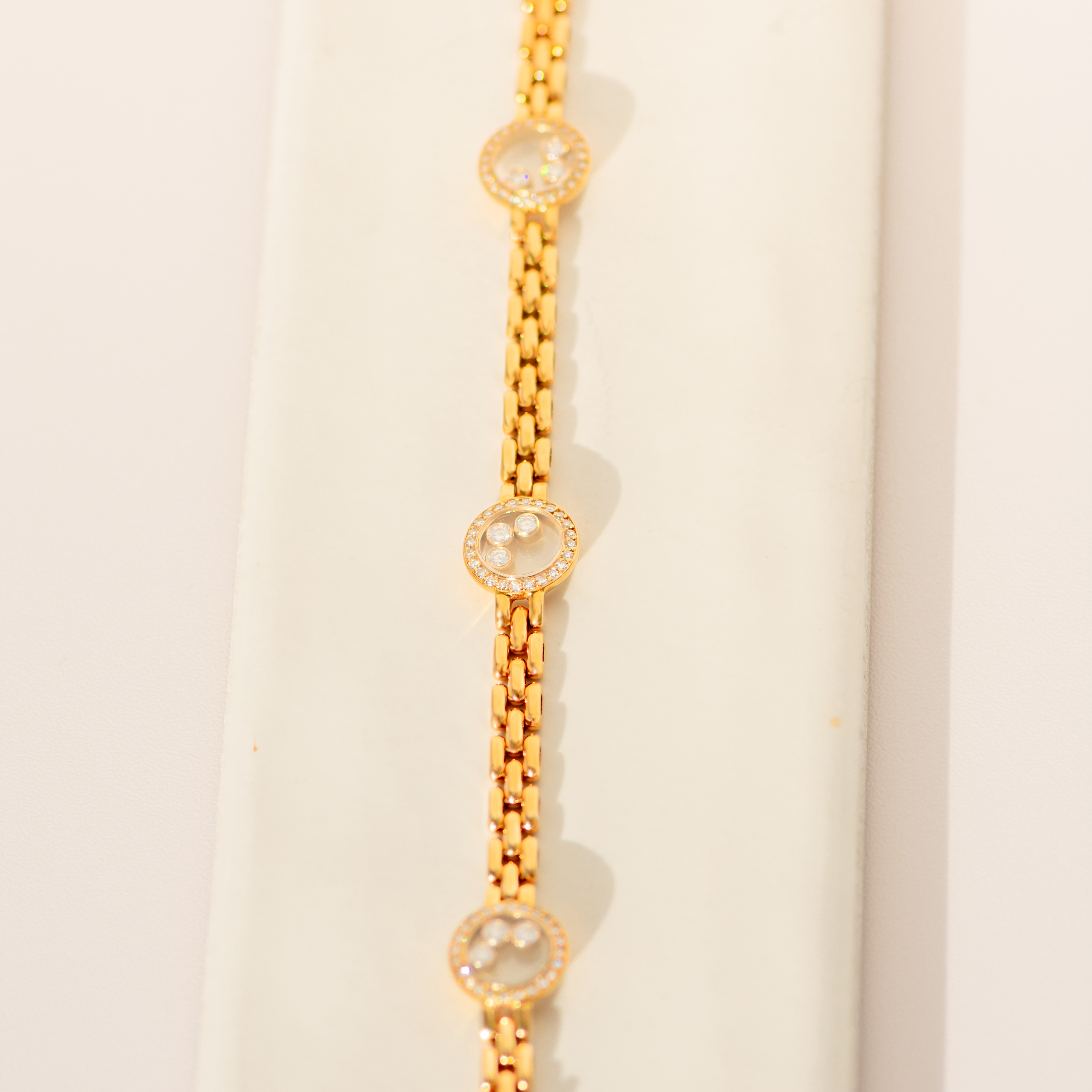 Chopard „Happy Diamonds“ Armband aus 18 Karat Gelbgold | 96 Diamanten & 12 lose Brillanten | Dreireihiges Gliederarmband | 18cm