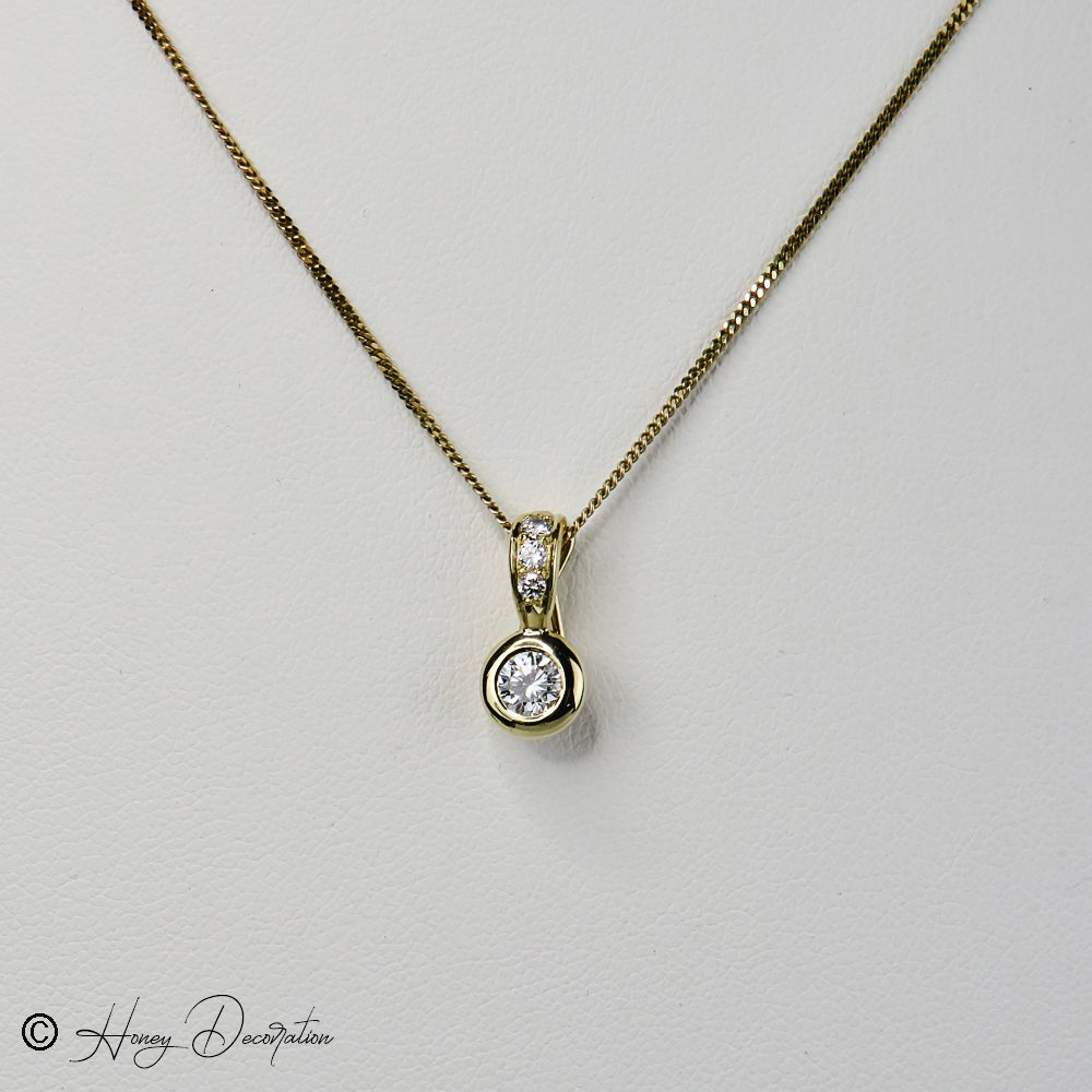750er Goldanhänger gekrönt mit einem Brillanten - Honey Jewelry