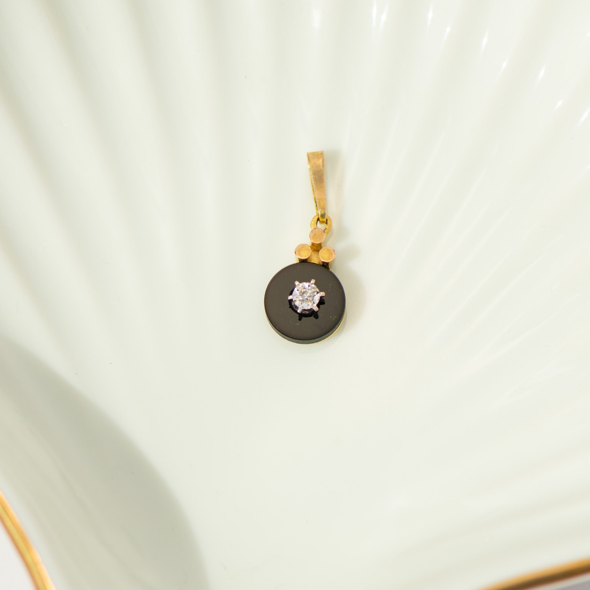 Anhänger Onyx mit Diamant aus 8 Karat Gelbgold – rund - Honey Jewelry