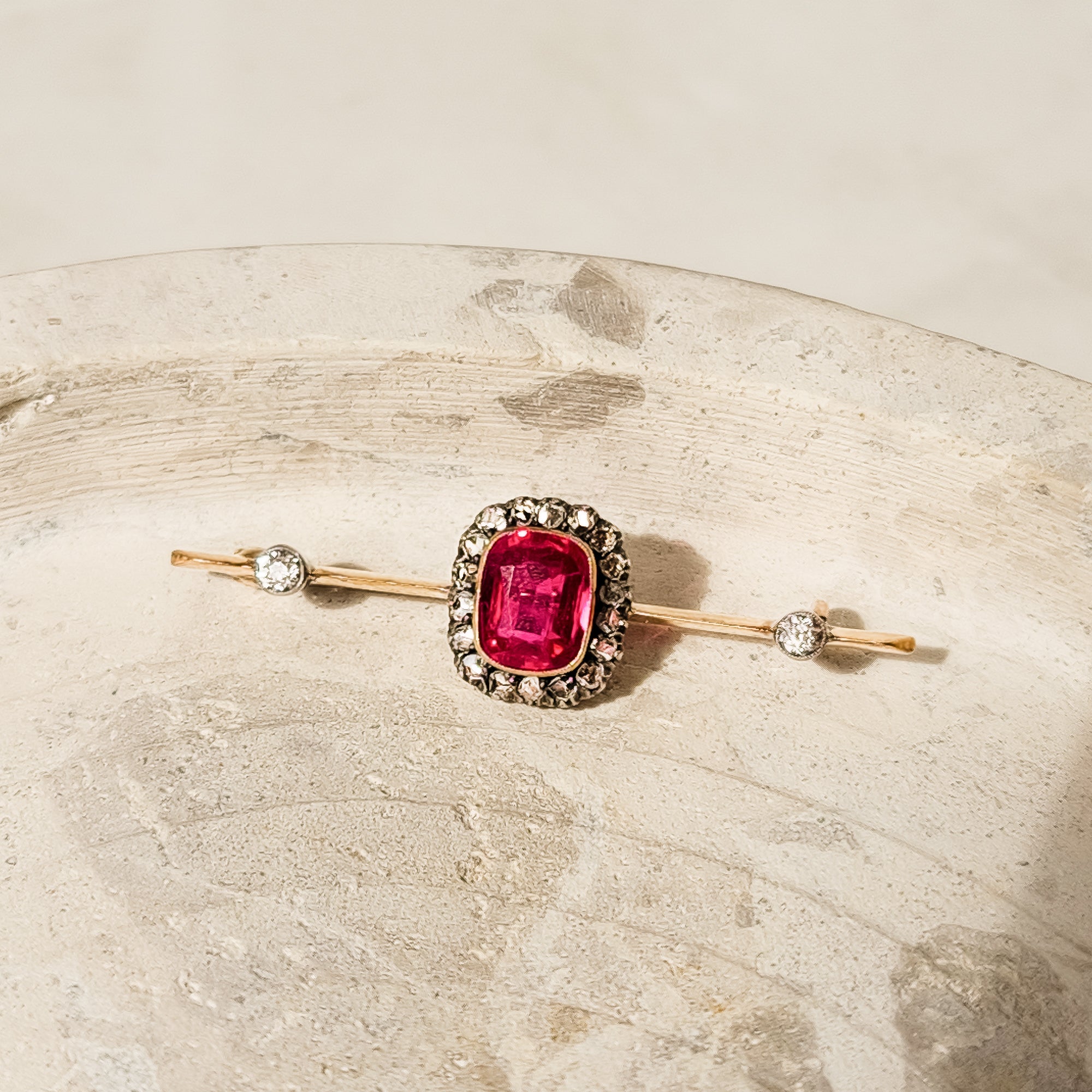 Antike Brosche mit Rubin & Diamanten - Honey Jewelry