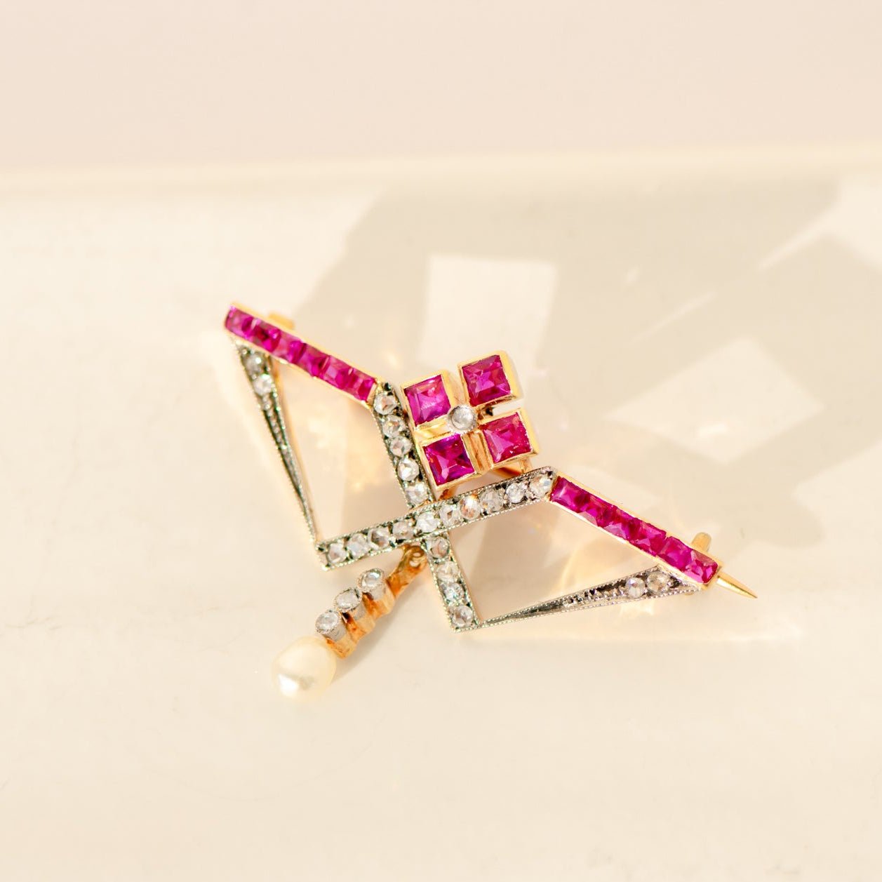Antike Rubin - Diamant - Brosche aus 750er Gold mit Perle – Liebe, Leidenschaft & Erinnerung - Honey Jewelry