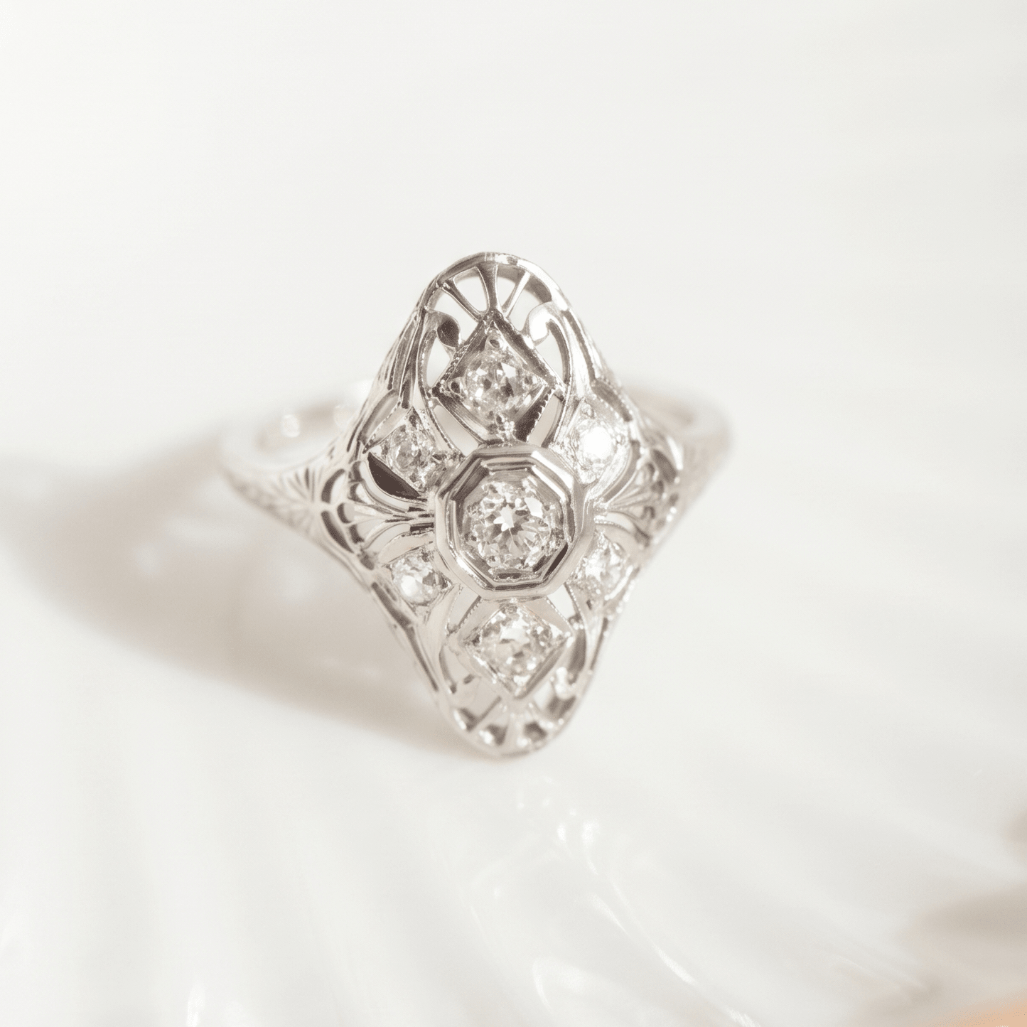 Antiker Art Déco Diamantring aus 750 Weißgold - Honey Jewelry