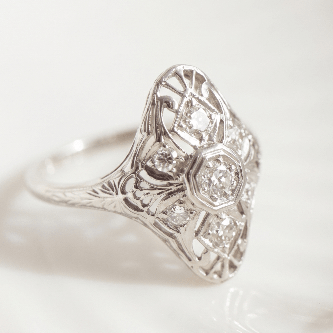Antiker Art Déco Diamantring aus 750 Weißgold - Honey Jewelry
