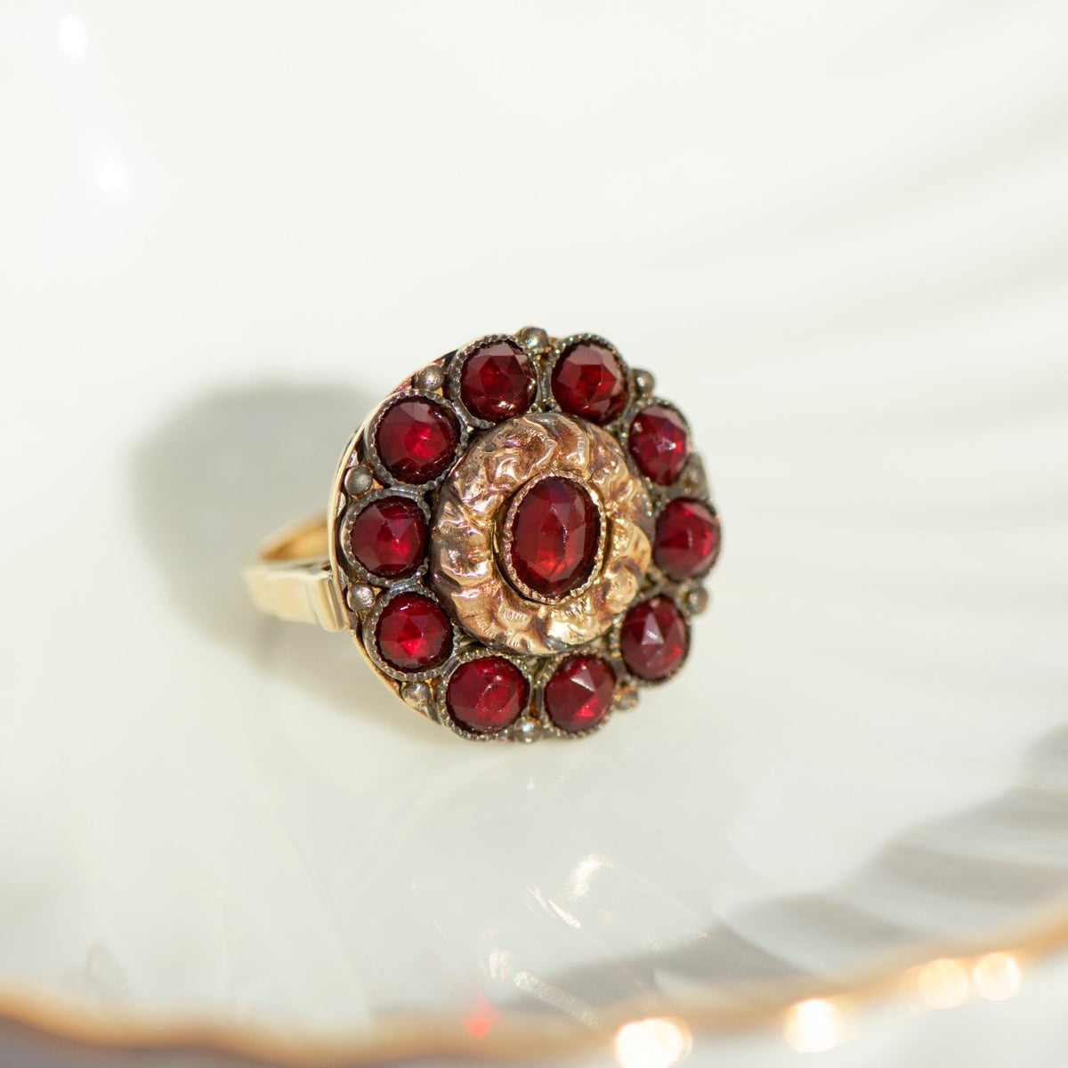 Antiker Granatring aus Gelbgold - Honey Jewelry