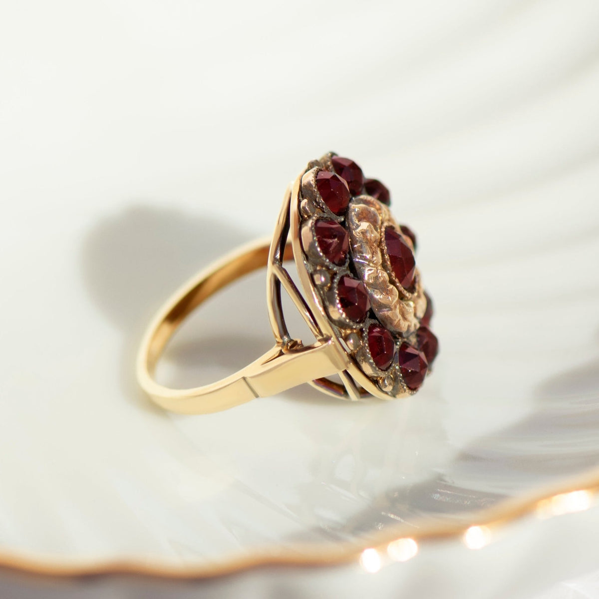 Antiker Granatring aus Gelbgold - Honey Jewelry