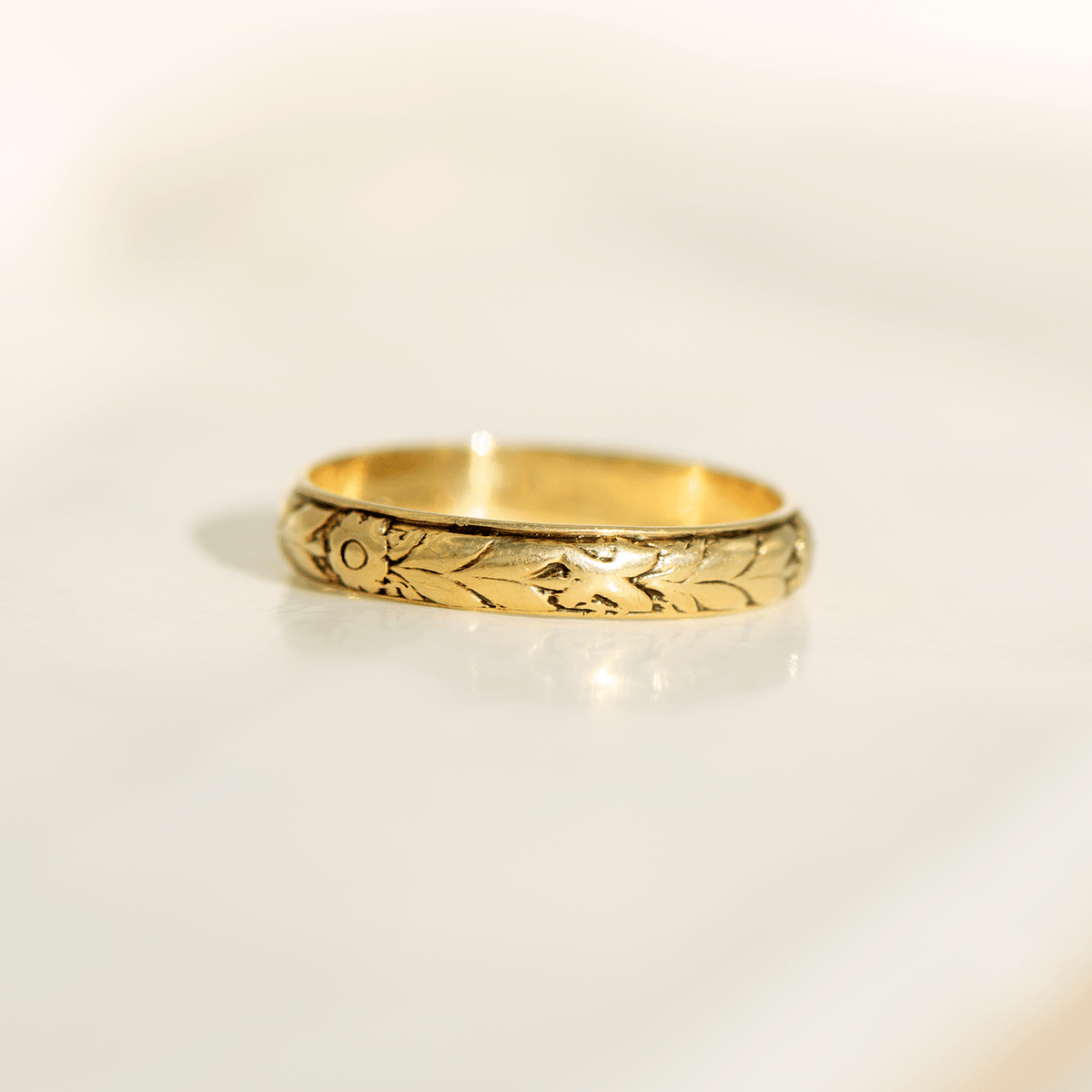 Antiker Jugendstil - Ring aus 14 Karat Gelbgold mit floraler Gravur – zarte Handarbeit um 1900 - Honey Jewelry