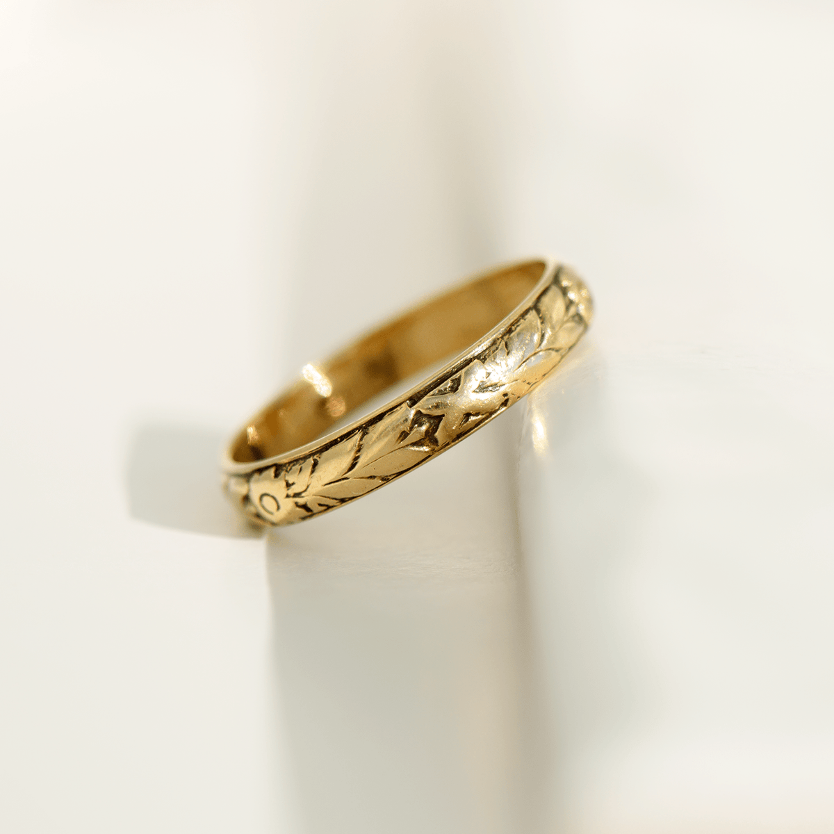 Antiker Jugendstil - Ring aus 14 Karat Gelbgold mit floraler Gravur – zarte Handarbeit um 1900 - Honey Jewelry