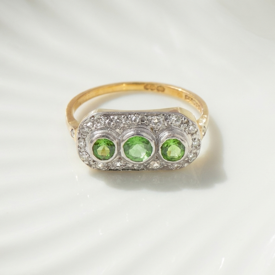 Antiker Ring mit grünen Granaten