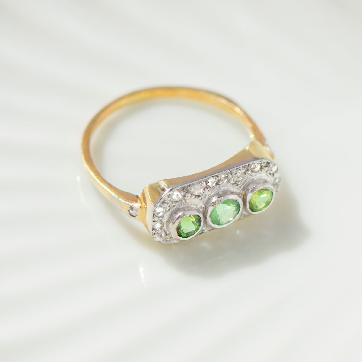 Antiker Ring mit grünen Granaten