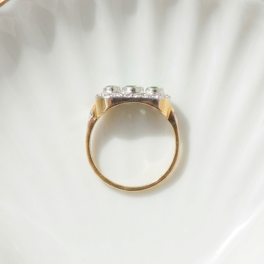 Antiker Ring mit grünen Granaten