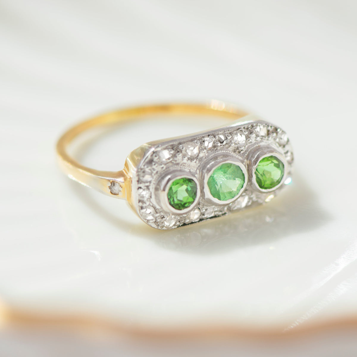 Antiker Ring mit grünen Granaten