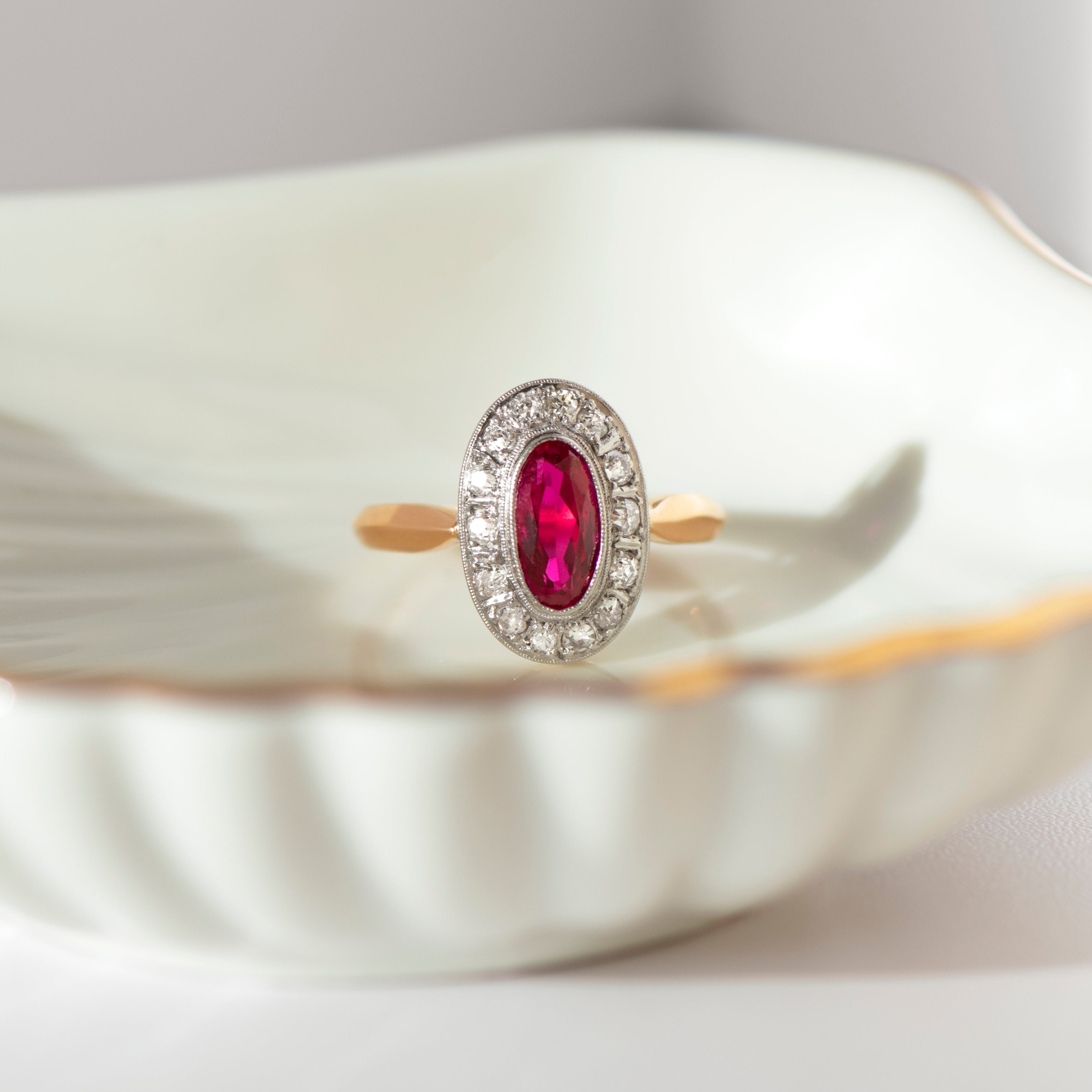 Antiker Rubin-Entourage-Ring mit Altschliffdiamanten