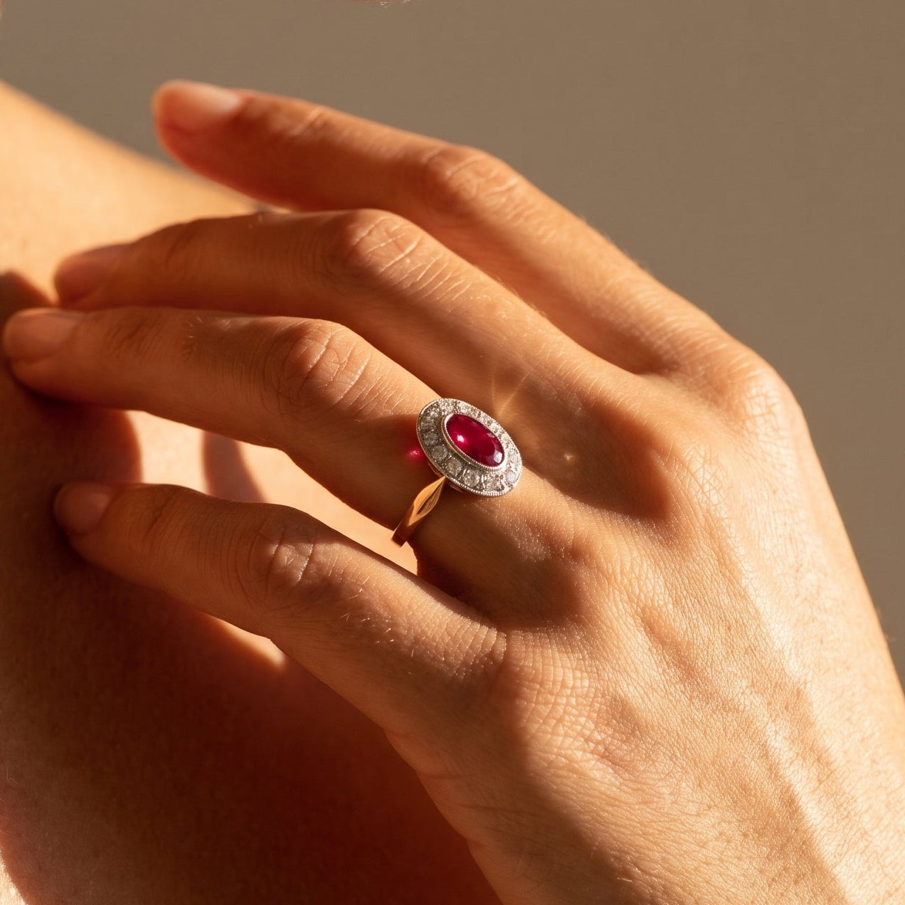 Antiker Rubin-Entourage-Ring mit Altschliffdiamanten
