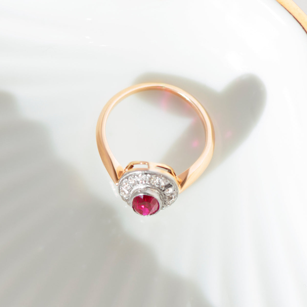 Antiker Rubin-Entourage-Ring mit Altschliffdiamanten