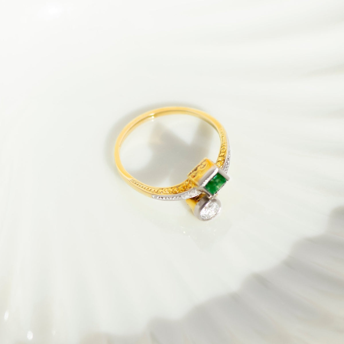Antiker Toi et Moi Ring mit Smaragd und Diamant - Honey Jewelry