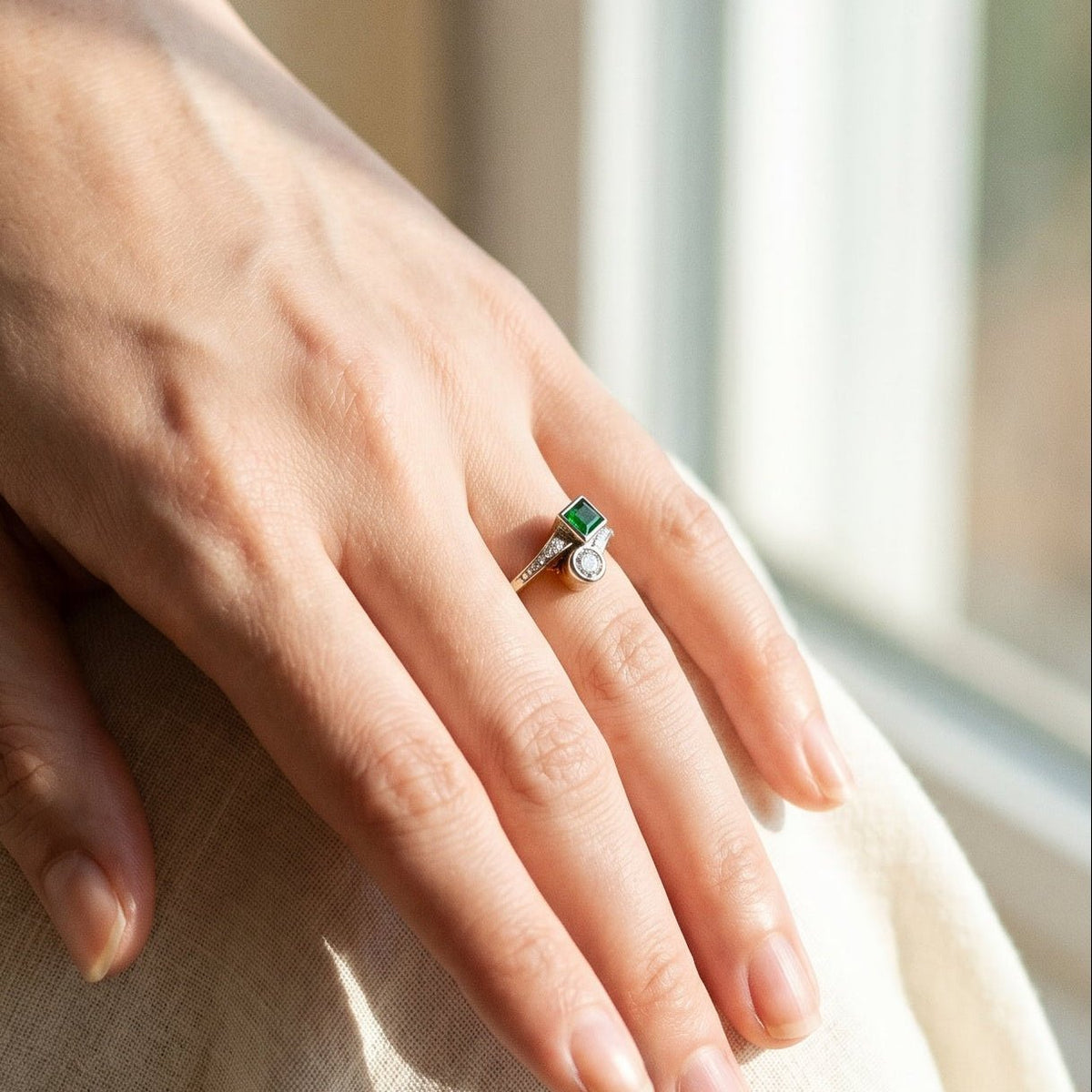 Antiker Toi et Moi Ring mit Smaragd und Diamant - Honey Jewelry