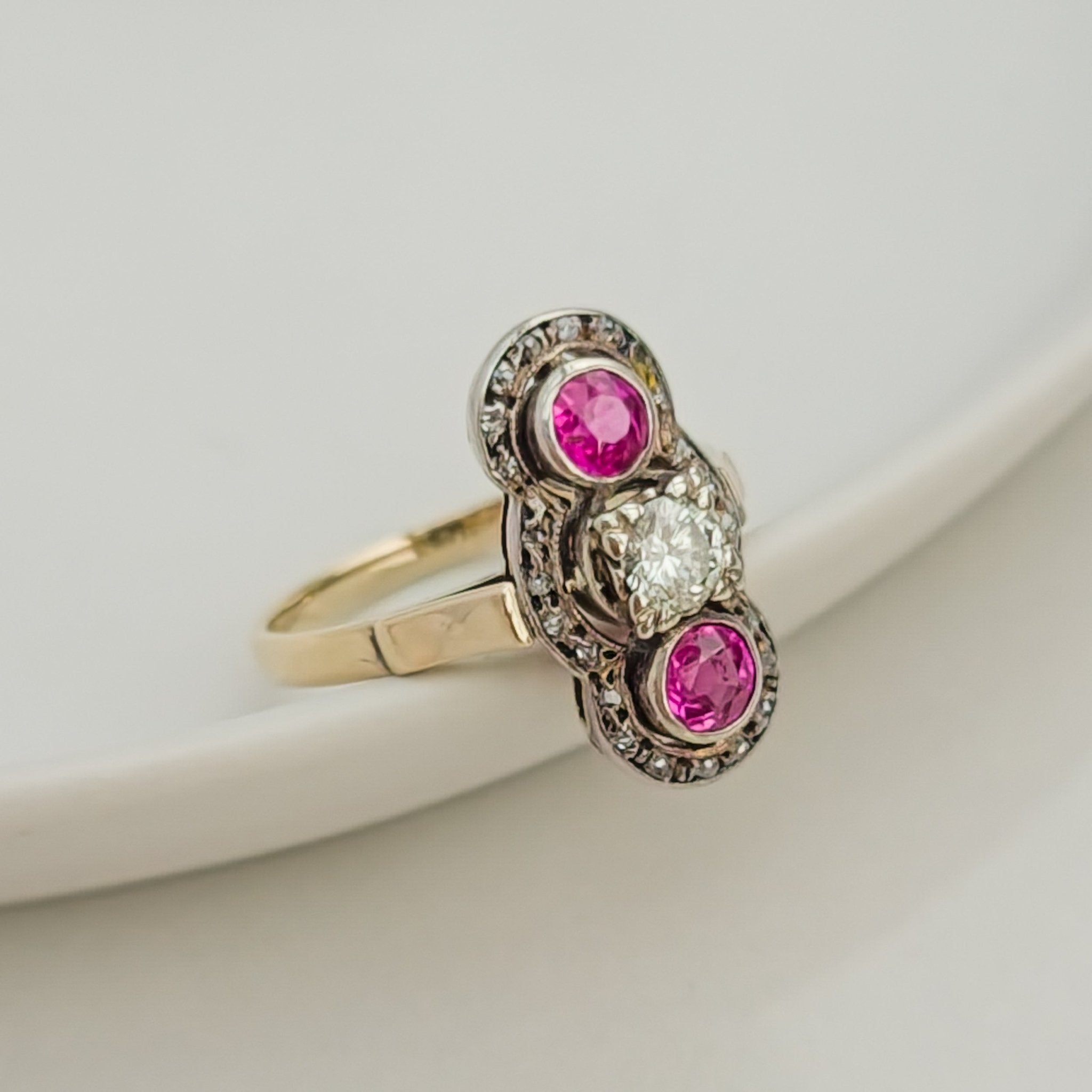 Antiker Triologie - Ring mit Diamant & Rubinen - Honey Jewelry