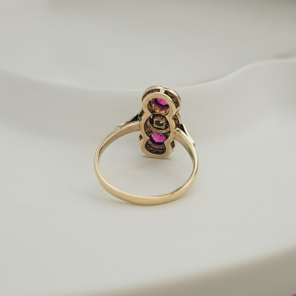 Antiker Triologie - Ring mit Diamant & Rubinen - Honey Jewelry