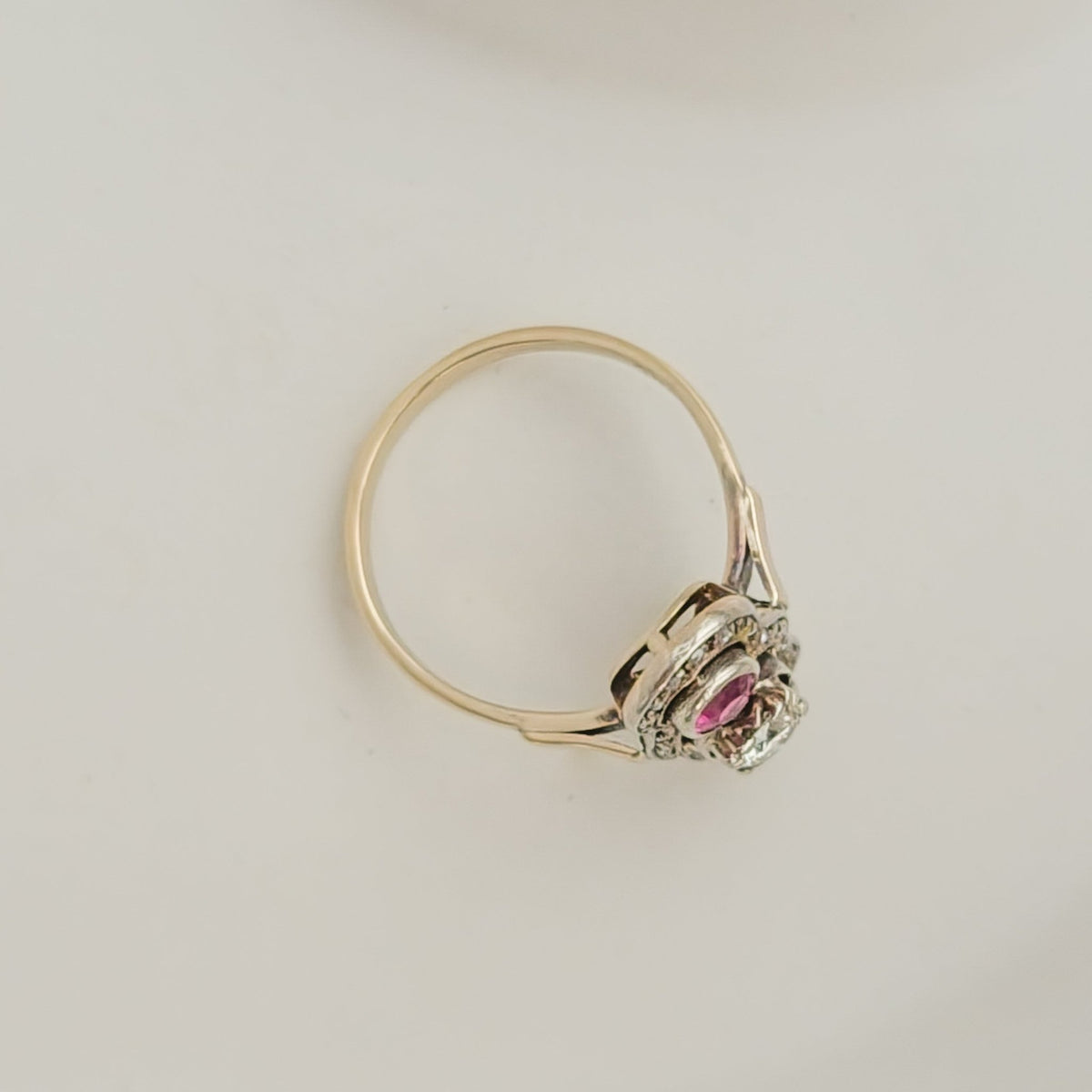 Antiker Triologie - Ring mit Diamant & Rubinen - Honey Jewelry