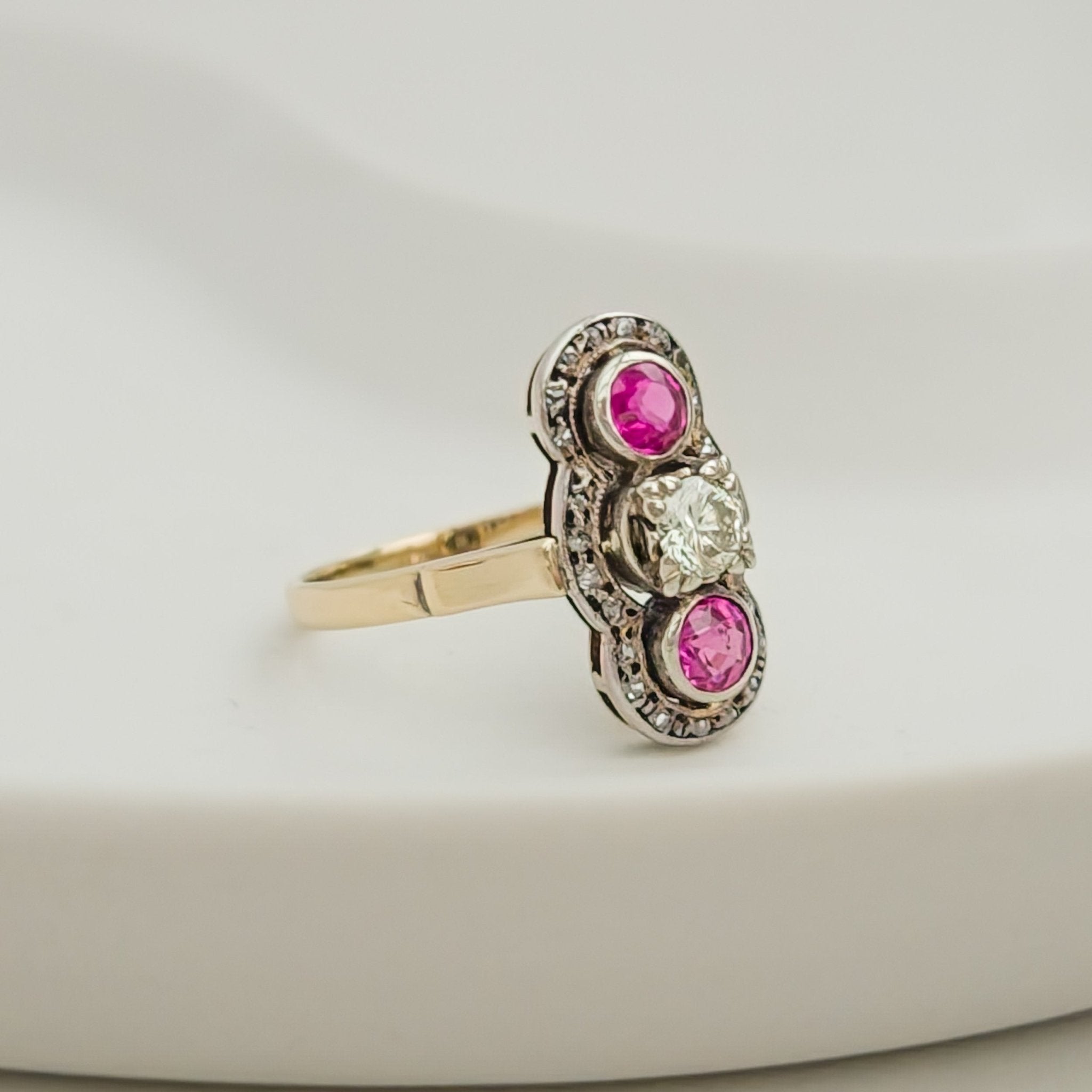 Antiker Triologie - Ring mit Diamant & Rubinen - Honey Jewelry