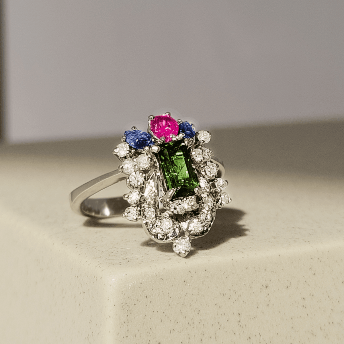 Antiker Weißgoldring mit funkelndem Steinbesatz - Honey Jewelry